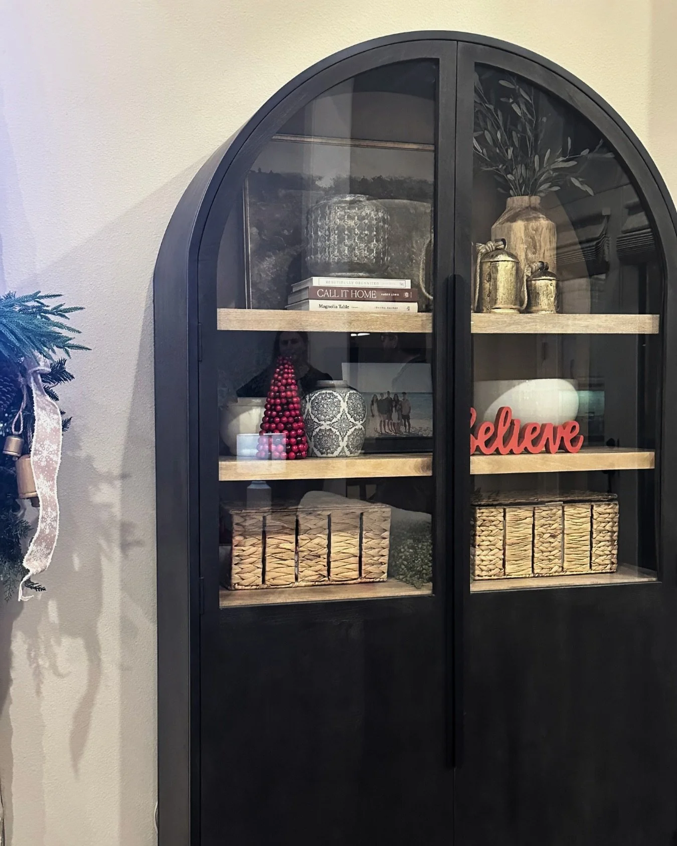 Holiday styling doesn&rsquo;t have to be loud to be impactful!

Here, layered neutrals, woven textures, and understated accents work together to create a look that&rsquo;s elevated, effortless, and festive.
⁠
When your home is thoughtfully designed, 