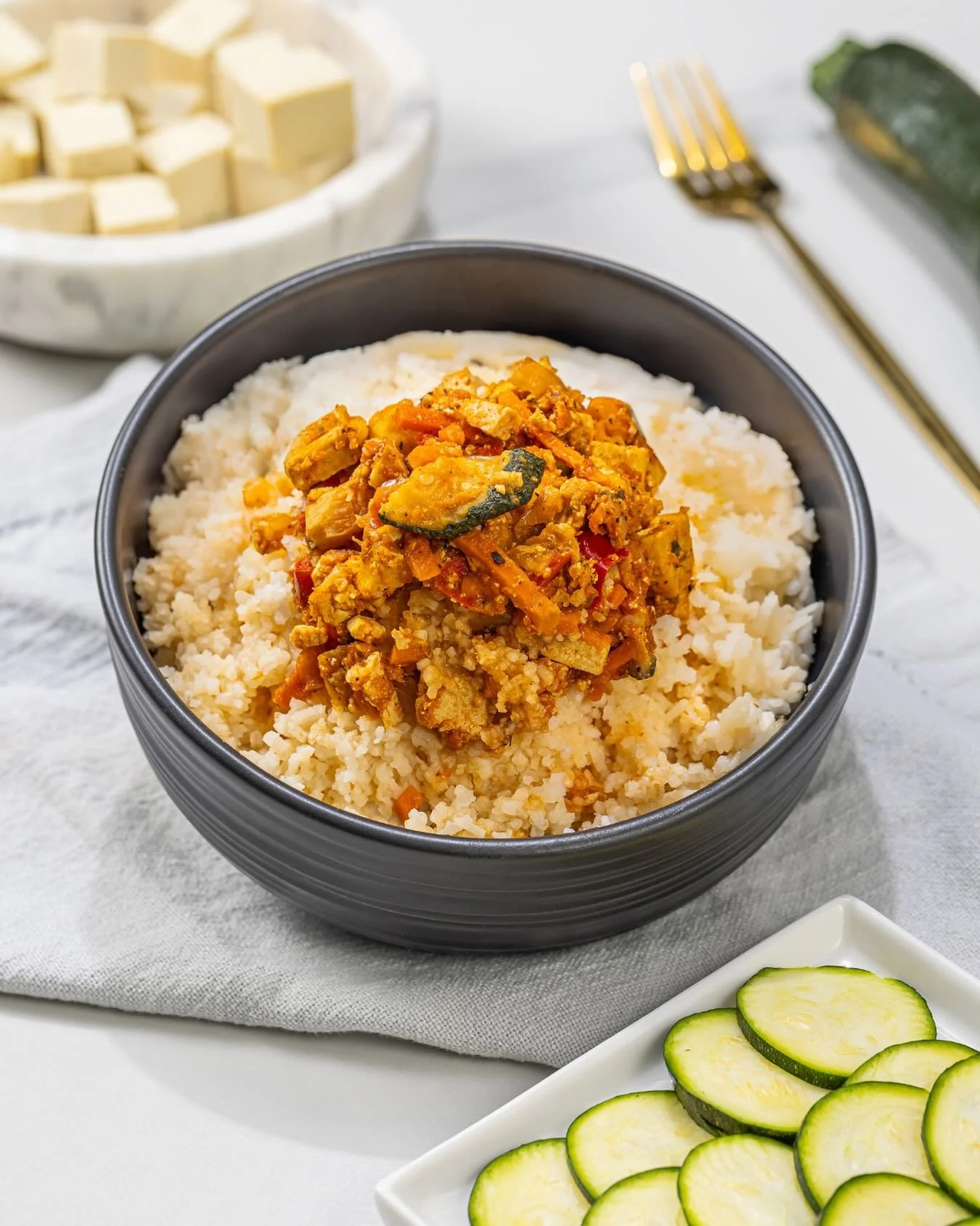 Un repas inspir&eacute; de la M&eacute;diterran&eacute;e, pr&ecirc;t en quelques minutes! Casserole grecque: tofu, riz basmati, tomates, zucchini, carottes, poivrons rouges. Miam!
&mdash;
A Mediterranean-inspired meal, ready in minutes! Greek cassero