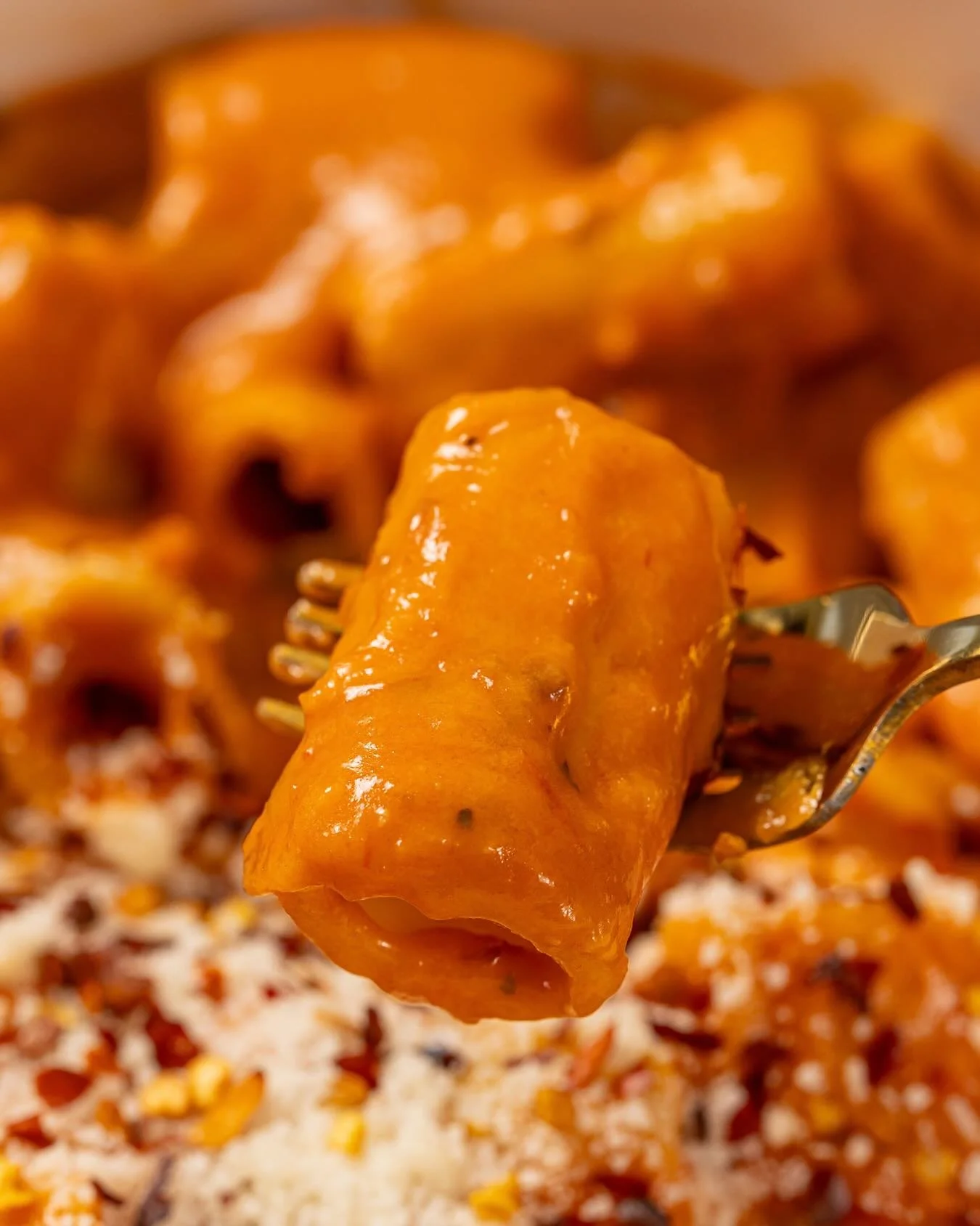 Regarde-moi cette sauce ros&eacute;e bien cr&eacute;meuse 😍 Pr&ecirc;te &agrave; servir telle quelle, mais on ne dira pas non &agrave; une pinc&eacute;e de piment en plus!

-
Just look at that creamy ros&eacute;e sauce 😍 Ready to serve as is, but w