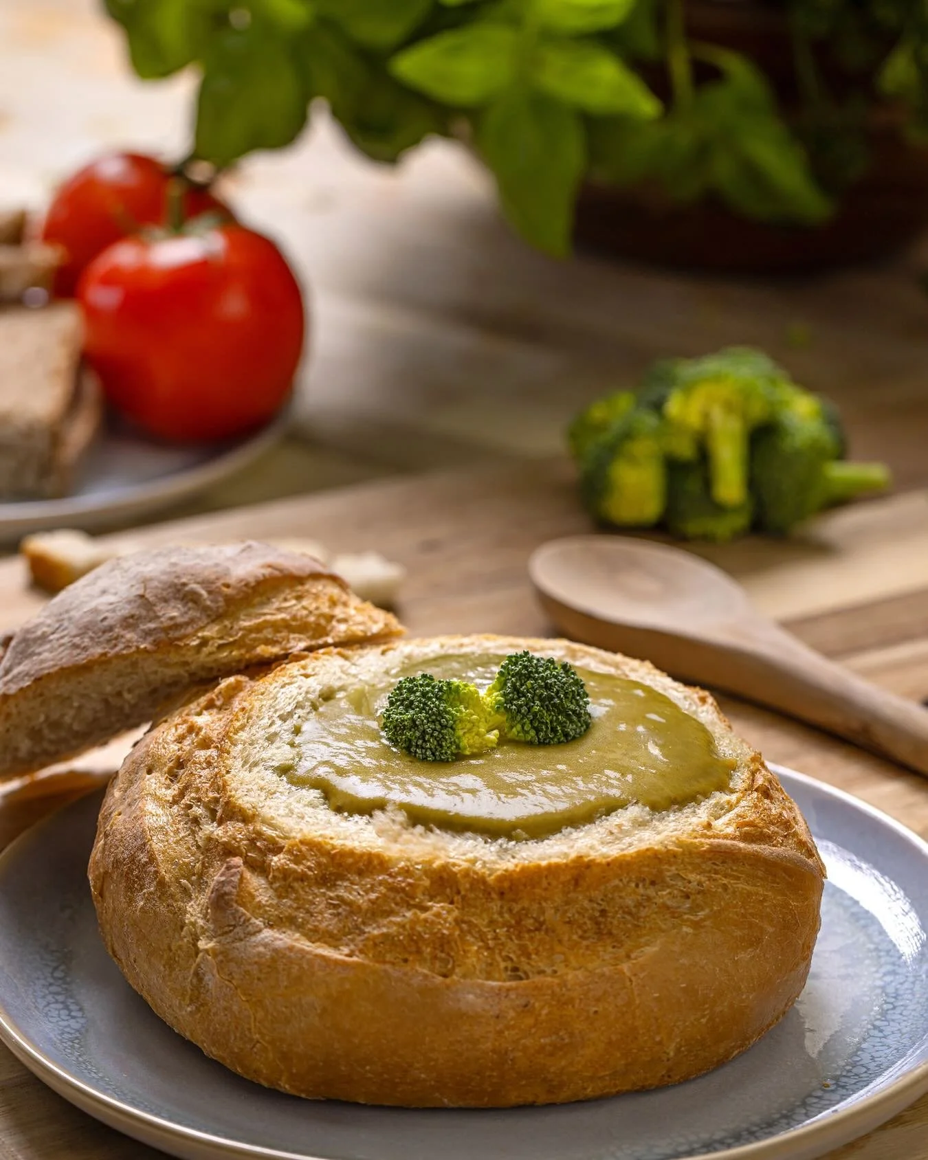 Envie de vous g&acirc;ter un peu? Essayez notre soupe au brocoli servie dans un bol de pain croustillant. C&rsquo;est simple, satisfaisant, et tellement bon! 🥦

-
Looking to treat yourself a little? Try our broccoli soup served in a crispy bread bow