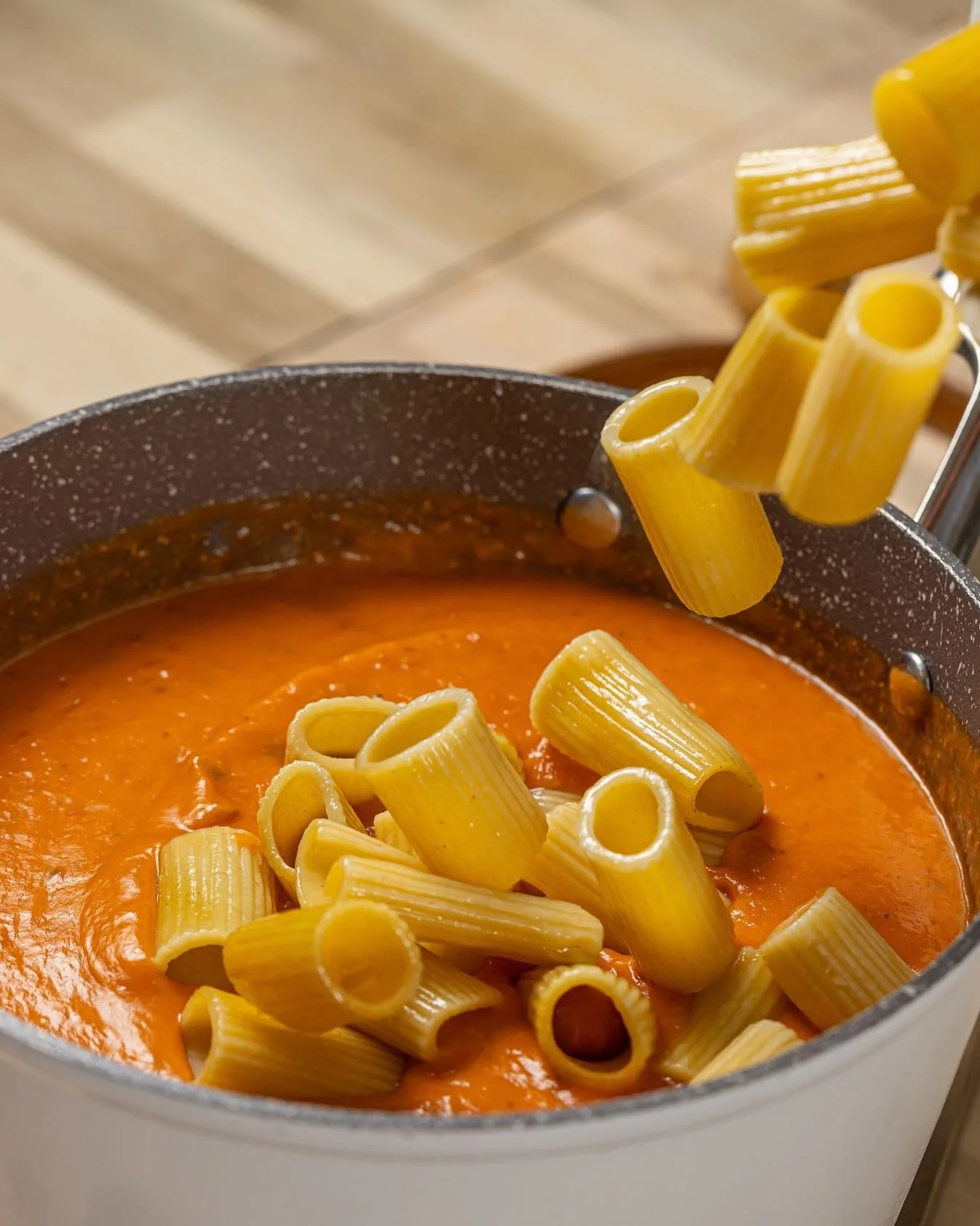💗Une texture qui enrobe parfaitement les p&acirc;tes, notre sauce ros&eacute;e est faite avec du chou-fleur pour la rendre plus cr&eacute;meuse et nutritive!
-
💗With a texture that coats pasta perfectly, our ros&eacute;e sauce is made with cauliflo