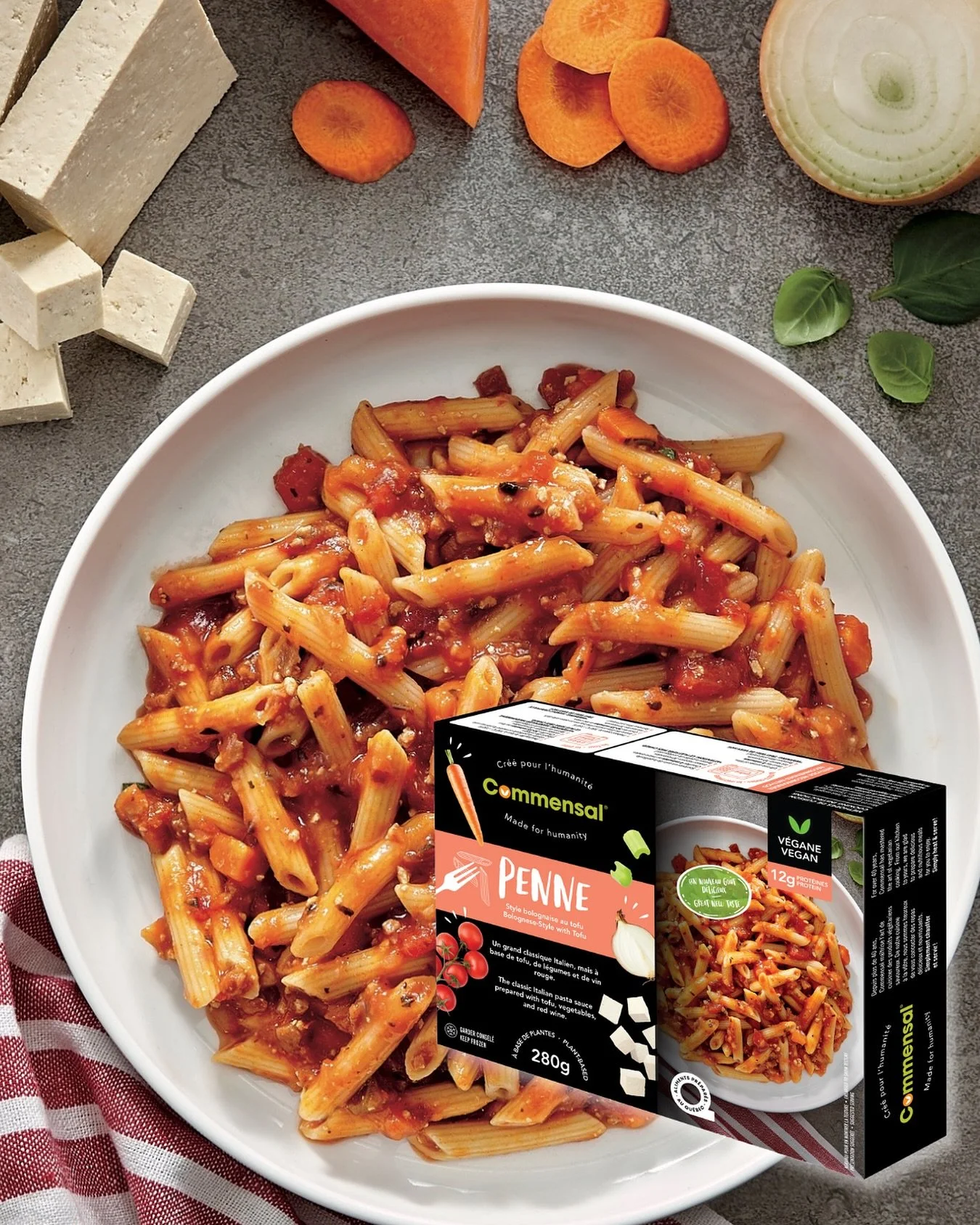 Notre penne &agrave; la bolognaise est fait avec du tofu et d&eacute;borde de saveur! Pr&ecirc;t en quelques minutes, satisfaisant comme il faut.
-
Our bolognese-style penne is made with tofu and packed with flavour! Ready in minutes, perfectly satis