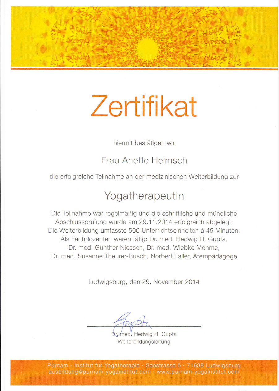 Zertifikat für Frau Anette Heimsch, Yogatherapeutin, ausgestellt in Ludwigsburg am 29. November 2014, mit Unterschrift und orangefarbenem footer.