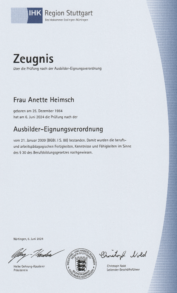 Zeugnis für Frau Anette Heimsch, ausgestellt vom IHK Region Stuttgart, Bezirkskammer Esslingen-Nürtingen, datiert auf den 6. Juni 2024, bestätigt die bestandene Prüfung nach der Ausbilder-Eignungsverordnung vom 21. Januar 2009.