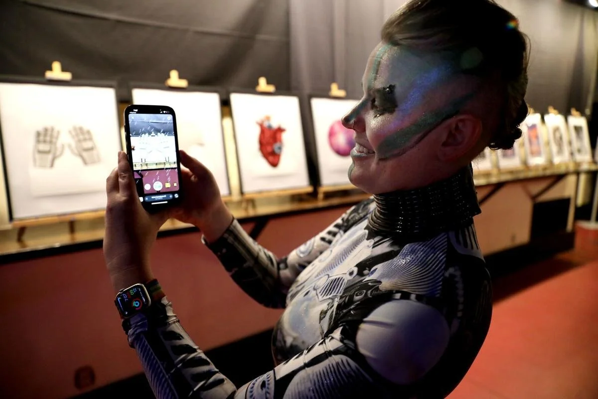 Robot Apocalypse creator Kayley Quick show phone screen AR images
