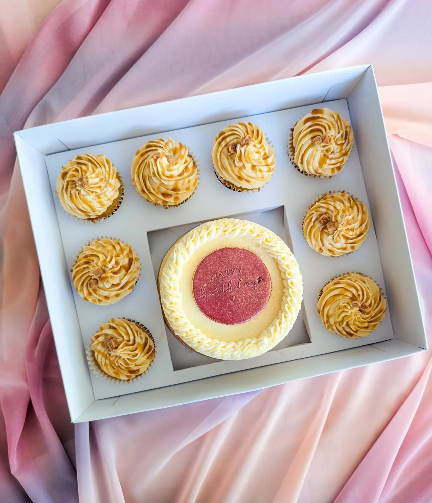 💕 The best thing about bento boxes? They don&rsquo;t have to match! Red velvet cake + salted caramel cupcakes = birthday perfection.