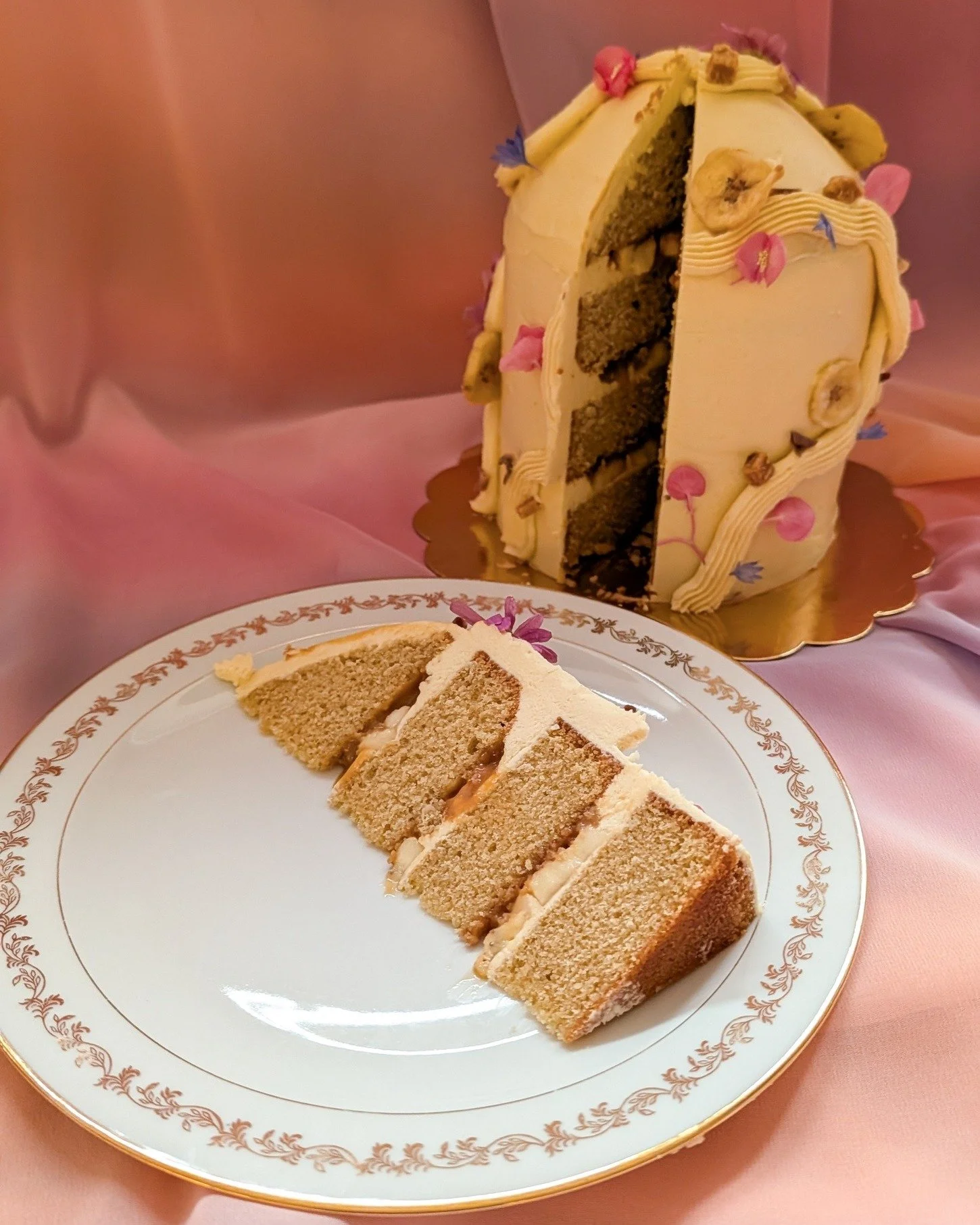 Banoffee cake for my banana-obsessed brother 🍌
Brown sugar sponges, fresh banana, caramel and brown sugar swiss meringue buttercream.
I just love a dessert inspired cake!
#banoffeecake #cakeslice #customcakeuk #miltonkeynescakes #homebakerlife