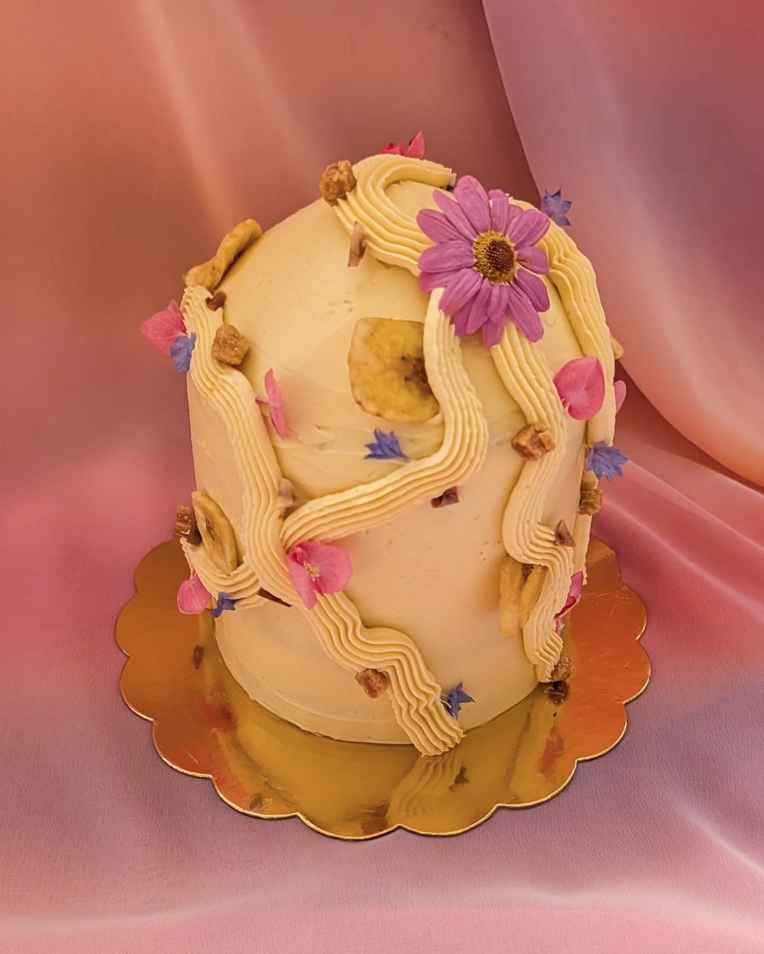 Sunday mornings are for slow coffee and something sweet ☕️
This banoffee dome cake was made with brown sugar sponge, fresh banana, caramel and Swiss meringue buttercream... basically all the comfort flavours in one place.

If you&rsquo;re planning a 