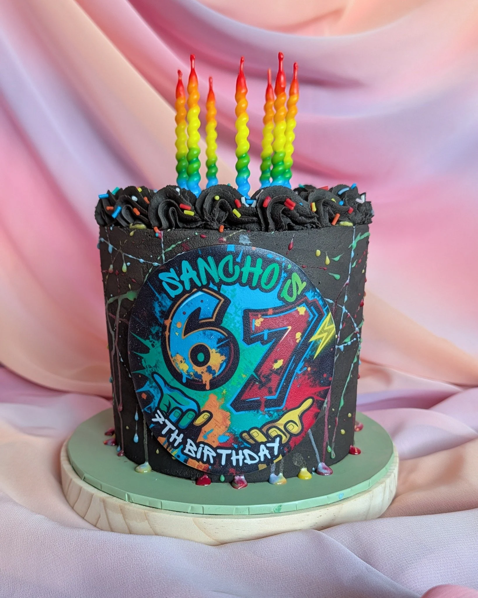 Graffiti-style birthday cake with bold colours and a custom &ldquo;67&rdquo; design 🎨
Chocolate sponge with chocolate buttercream, finished with hand-piped royal icing details.

I design bespoke birthday cakes around whatever theme the birthday pers