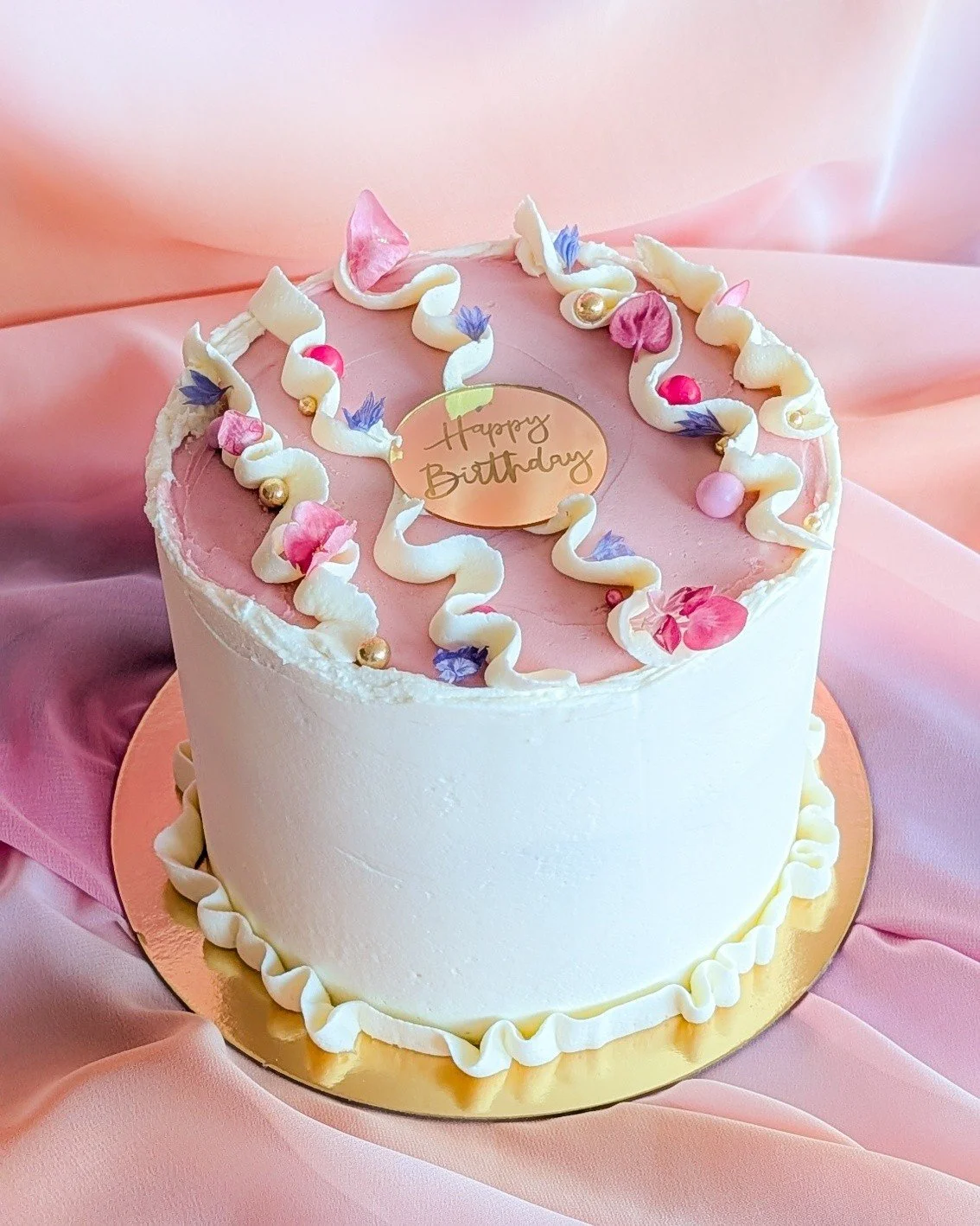 Soft, cute, and just a little bit floral 🌸

The brief was &ldquo;cute with flowers or sprinkles&rdquo; so I kept it delicate with edible petals, soft pinks and a hint of gold for that extra something.

Inside is a classic vanilla sponge layered with