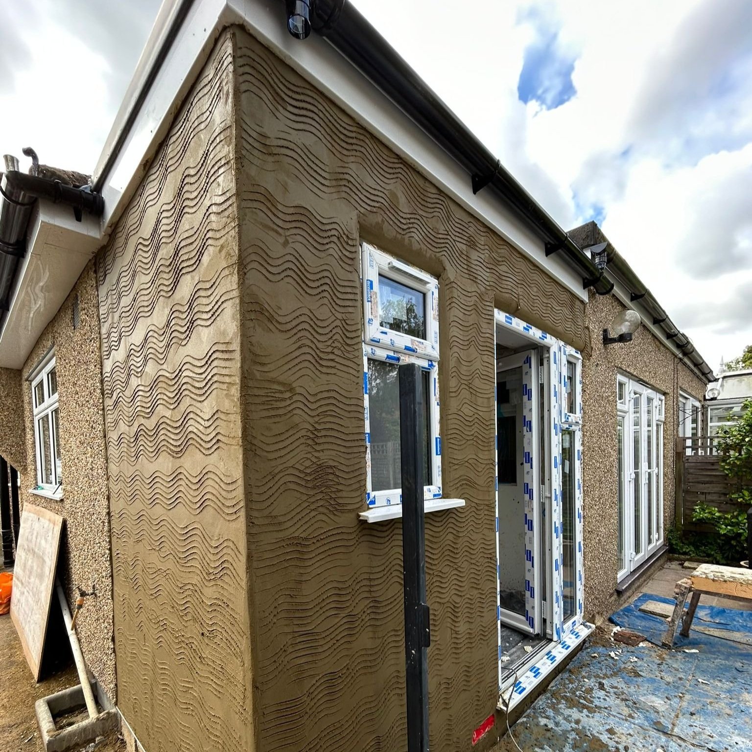 Over on a separate extension, we kicked things off by applying a wave-pattern scratch coat, setting the stage for the final pebbledash layer. This base gave the surface a strong grip and a hint of texture, ready to be sealed in the next step.