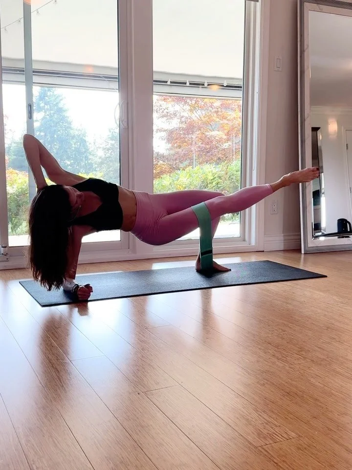 Spicy new band workout is coming. 🔥 

I love bands. They build so much strength! They are also portable, cheap, and the most amazing substitute for Pilates springs. 

Hope about you? Fav prop? 
Have a great day! 
Jody
.
.
.
#pilates #loopband #resis
