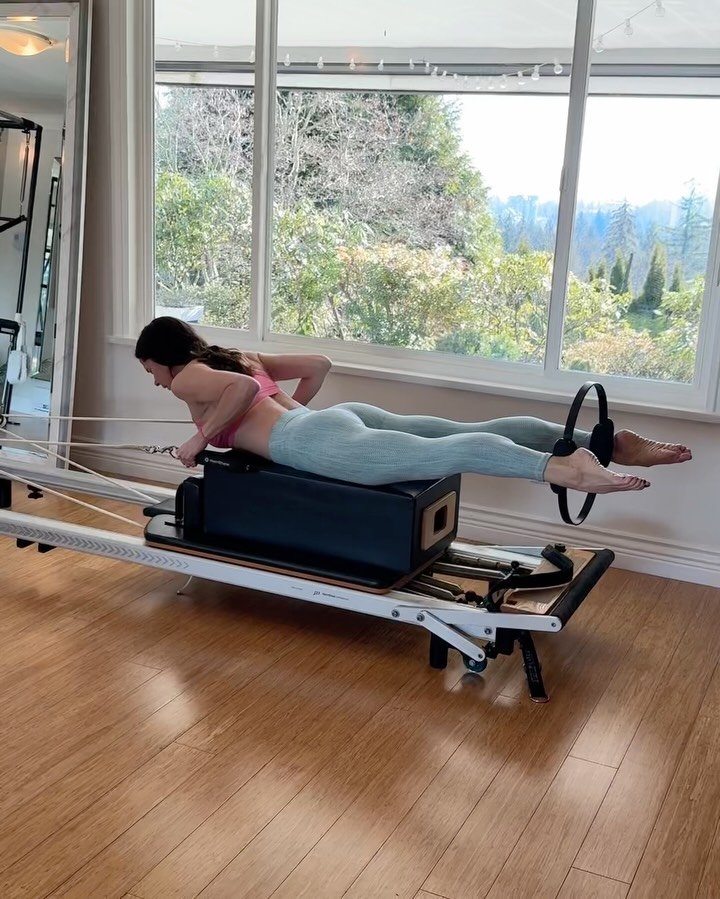 Another Pilates reformer magic circle flow. 🔥 Who likes circle classes?  It&rsquo;s usually a love hate relationship. 😆

Consistency + Pilates brings the most amazing results.  You show up, focus, put in the effort and over time the most beautiful 