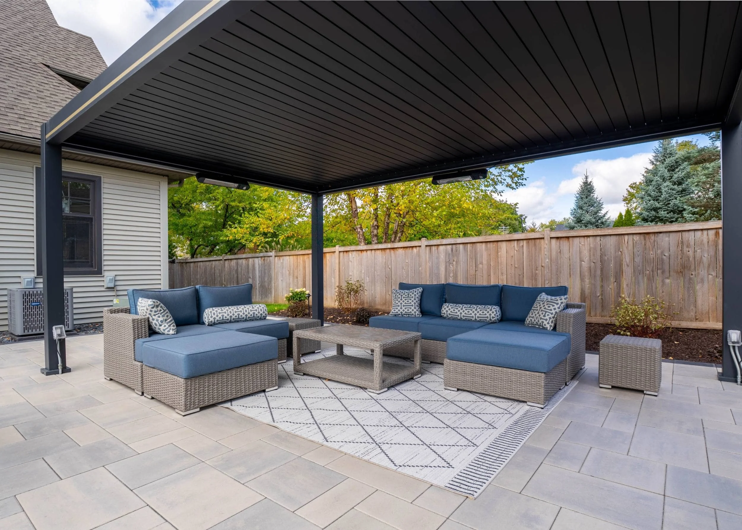 An integrated outdoor kitchen and lounge space in Bartlett, IL