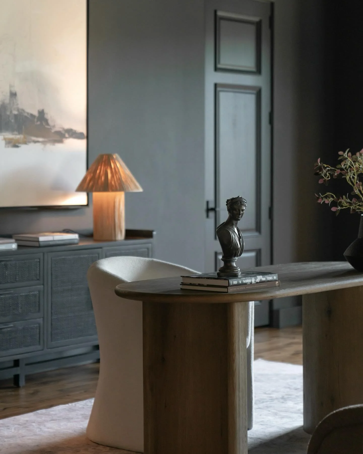 Eek couldn&rsquo;t wait to edit these. So obsessed with this moody install - definitely a departure from my usual style, but hey, it&rsquo;s fall&hellip; might as well lean into that vampire energy 🖤🕯️🦇