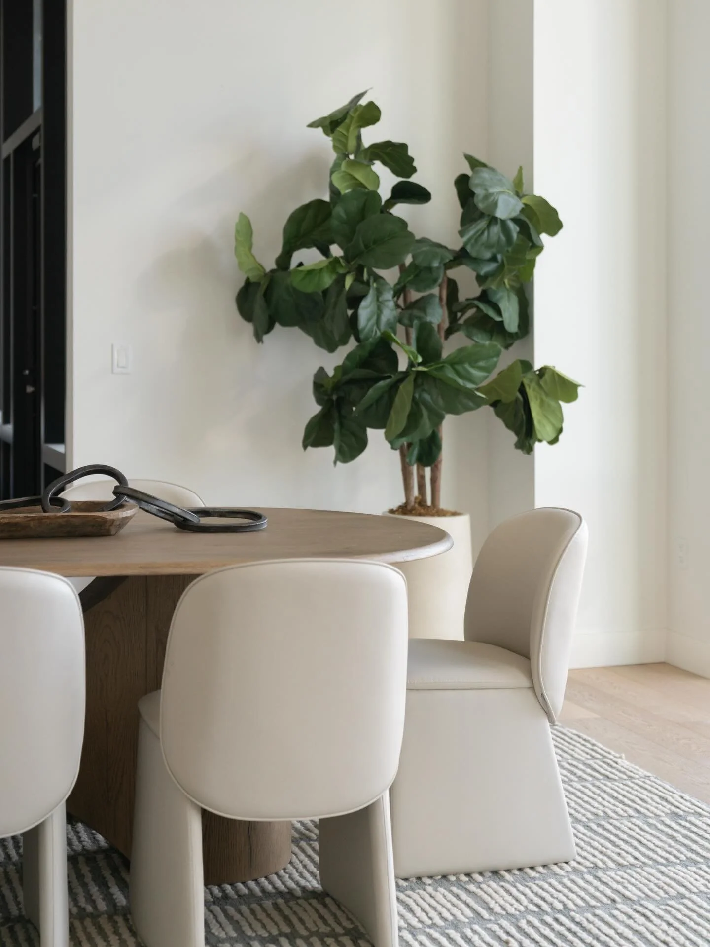 from Rainey 🏙️
. 
.
.
.
. 

Staged by Elite Austin/Me 
Photo by Me 📸

#realestatephotography
#realestatephotographer #interiordesign #architecturalphotography #dreamhome designinspo interiorphotography interiorphotographer realestatephotos
realesta