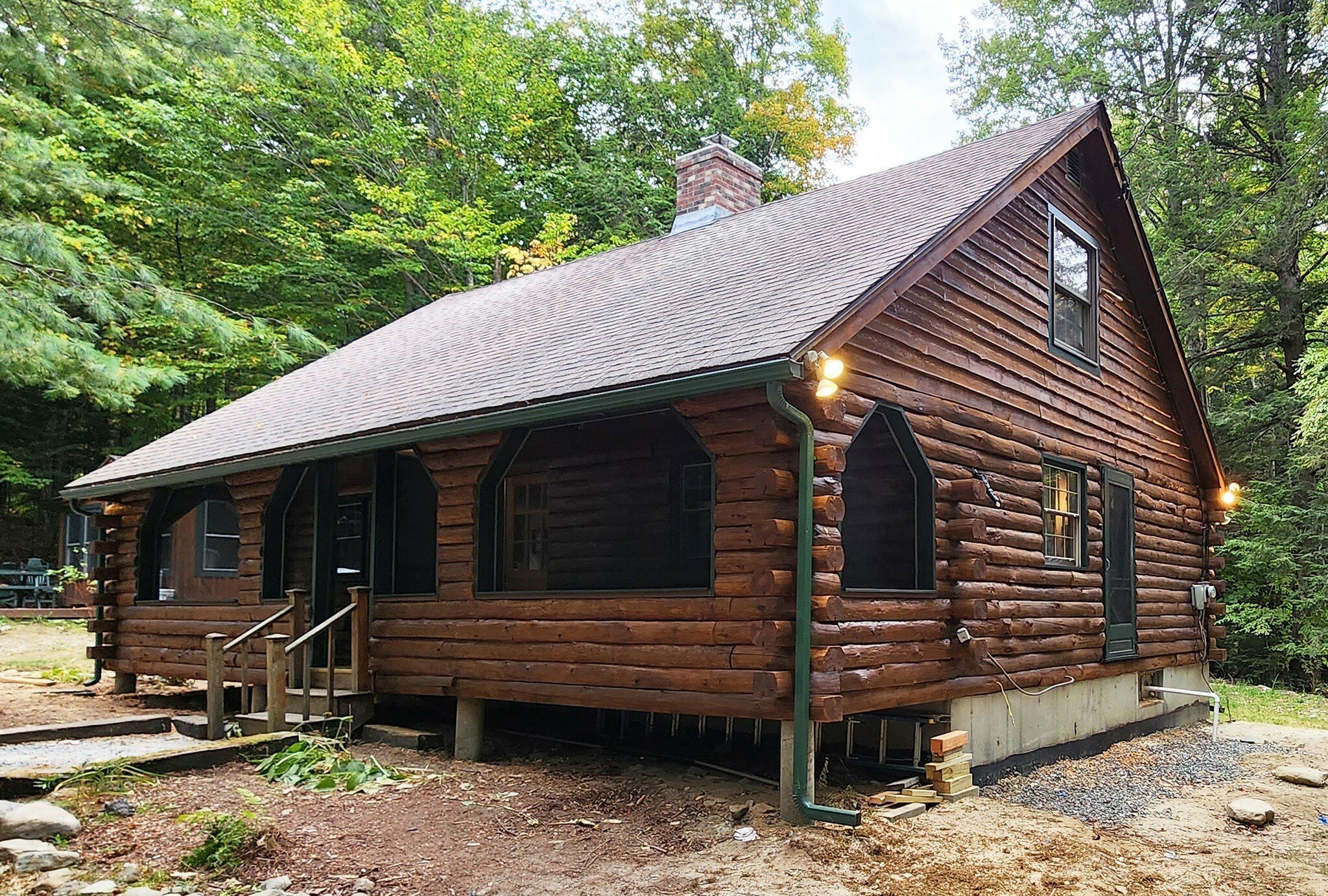We used Sashco Colorfast, Capture in a blend of colors, and Cascade. Now this sweet little Northeast retreat has a new lease on life.