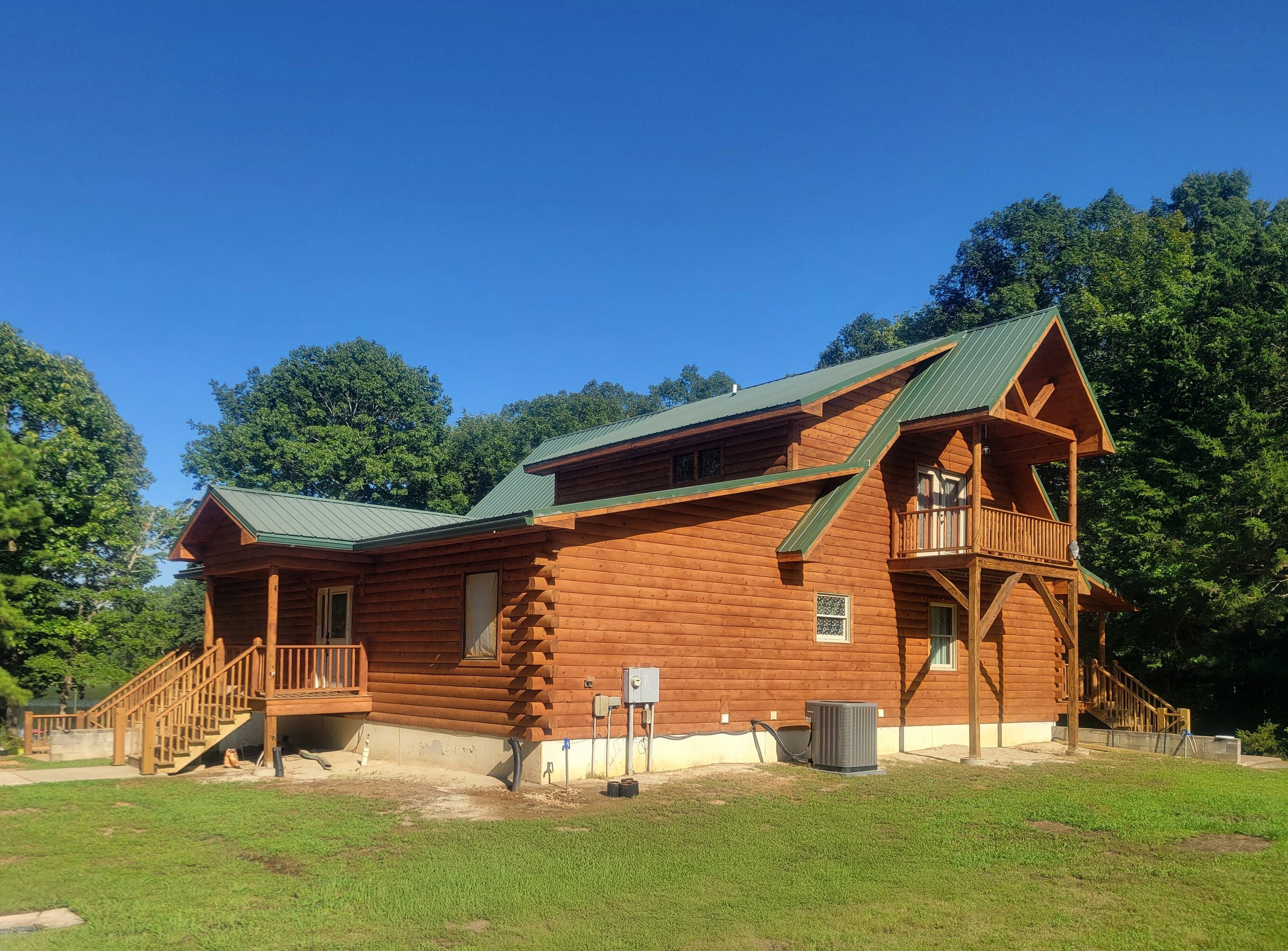 We love the client's color choice of Sashco's Red Cedar. We used the full system, including Colorfast primer and Cascade clear coat to protect this home for many enduring years...into the future.