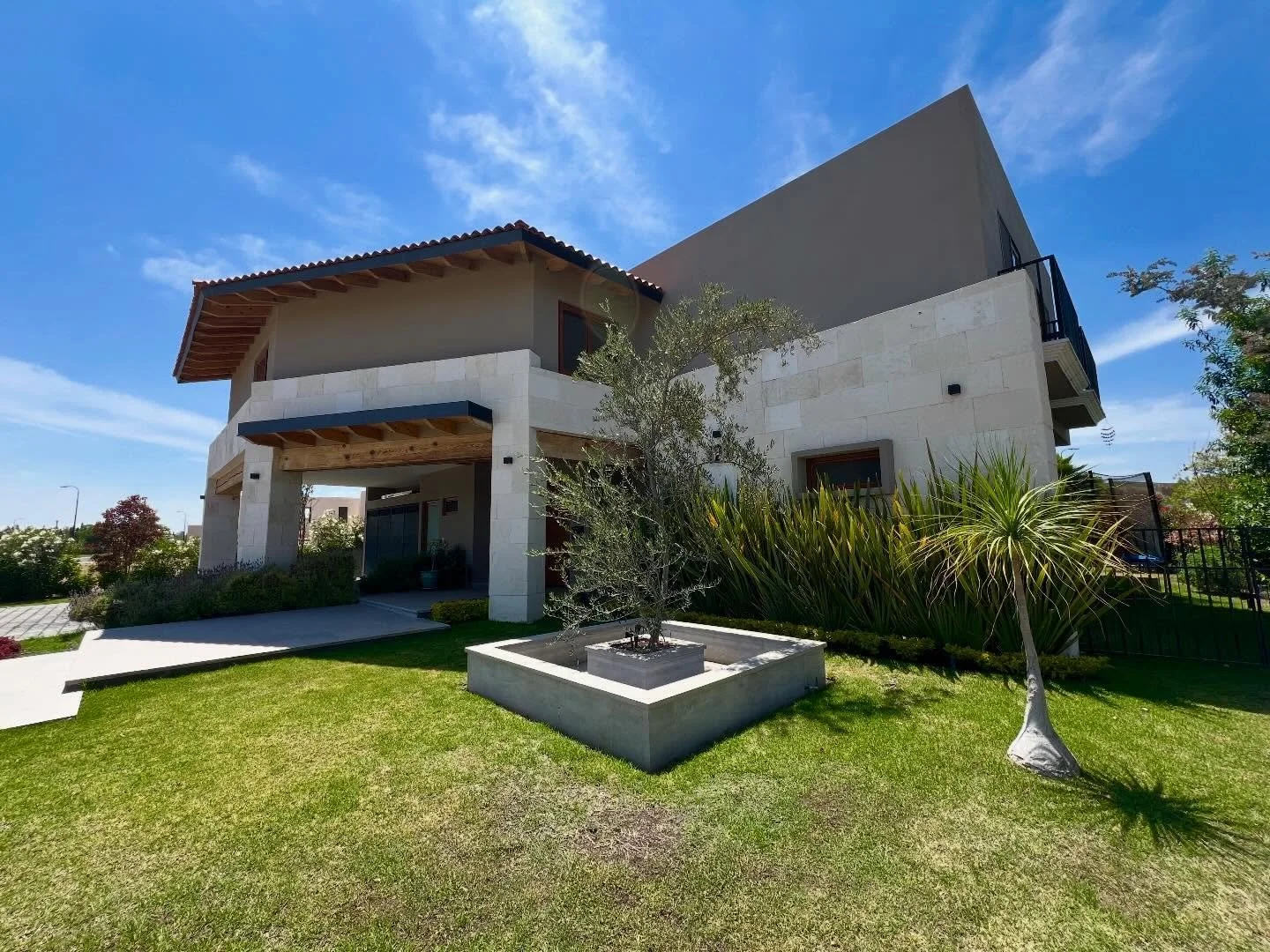 Casa Capuchina, located in the prestigious community of El Campanario, offers refined living in one of Quer&eacute;taro&rsquo;s most exclusive addresses. 
A striking double-height entrance leads into an open-concept living and dining area with firepl