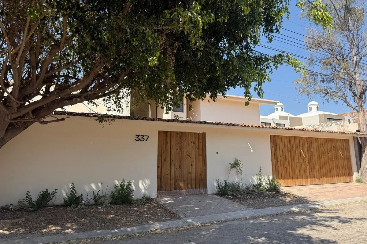 Casa Granada, located in Jurica Campestre, is a beautifully designed home that blends timeless architecture with nature. Featuring natural materials, soft beige finishes, clay tile roofs, and exposed wood beams, it offers a warm and inviting atmosphe