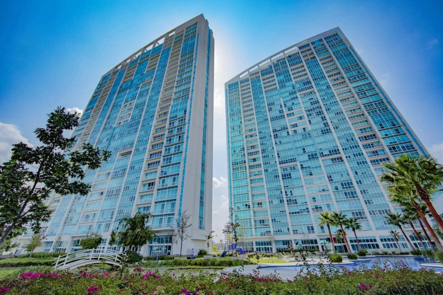 Penthouse Olimpo, perched on the 28th floor of Juriquilla Towers, offers a refined lifestyle defined by light, space, and breathtaking panoramic city views. 

With 213 m&sup2; of living space, this residence features 3 bedrooms&mdash;each with its ow