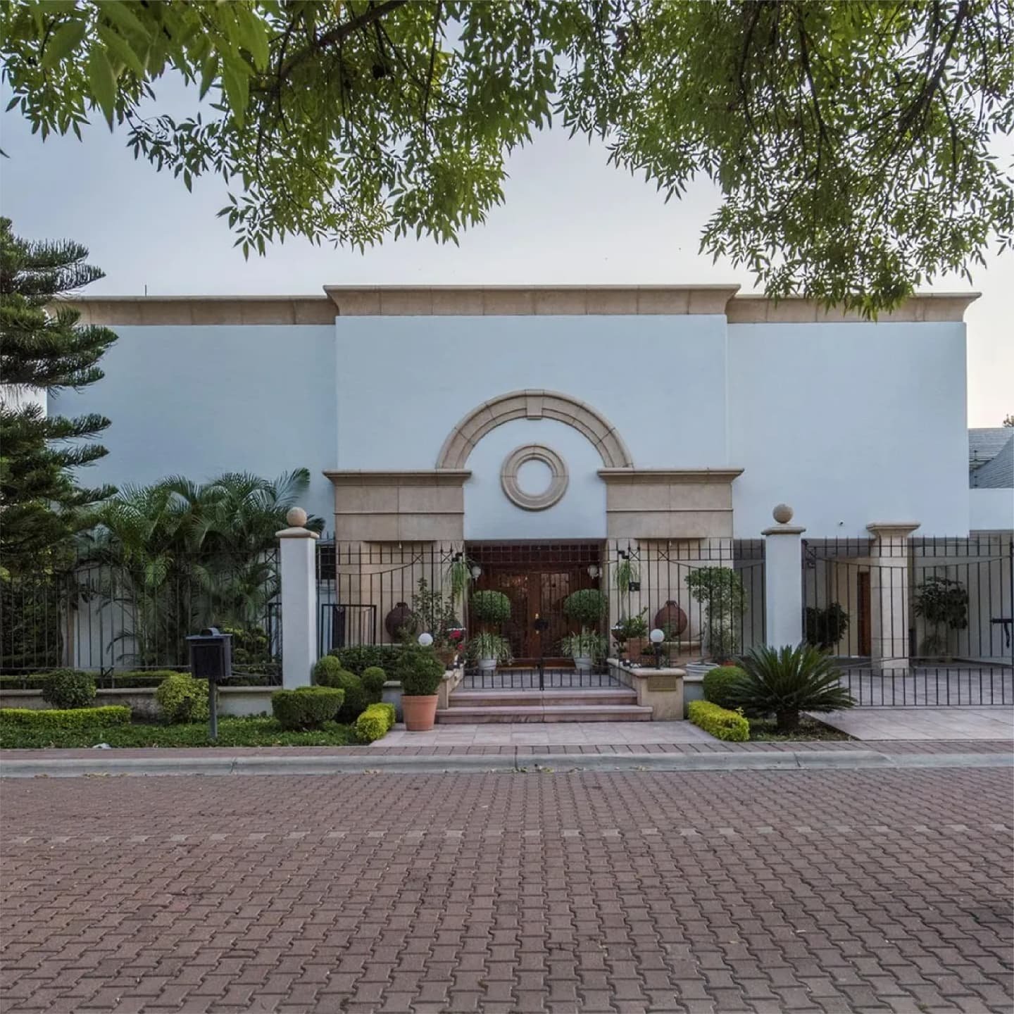 Dentro de una de las colonias m&aacute;s exclusivas al suroeste de la ciudad se encuentra Casa Geranio, una elegante propiedad con los m&aacute;s exquisitos detalles. Est&aacute; dentro de la privada Huertas El Carmen, que est&aacute; muy bien comuni