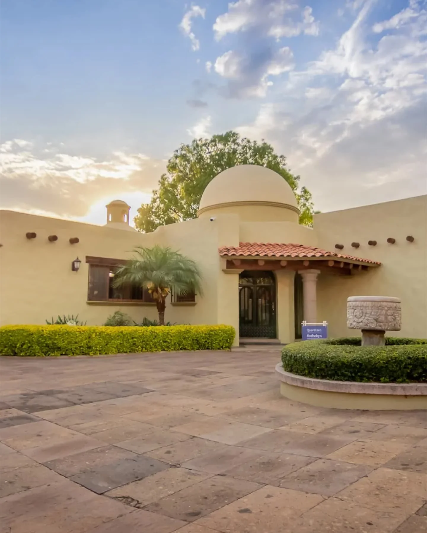 Ubicada al norponiente de la Ciudad, Villas del Mes&oacute;n epicentro de la vida social de Juriquilla.

Casa Dovela es una lind&iacute;sima casa en el club de golf, de tipo catal&aacute;n colonial es un estilo vigente que se distingue por los c&aacu