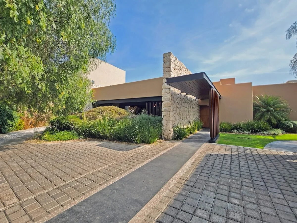 Casa de los Olivos, located in Jurica, Quer&eacute;taro, is a single-level home designed for comfortable family living with well-defined spaces for both daily life and entertaining. A welcoming foyer leads into the living and dining area, connected t