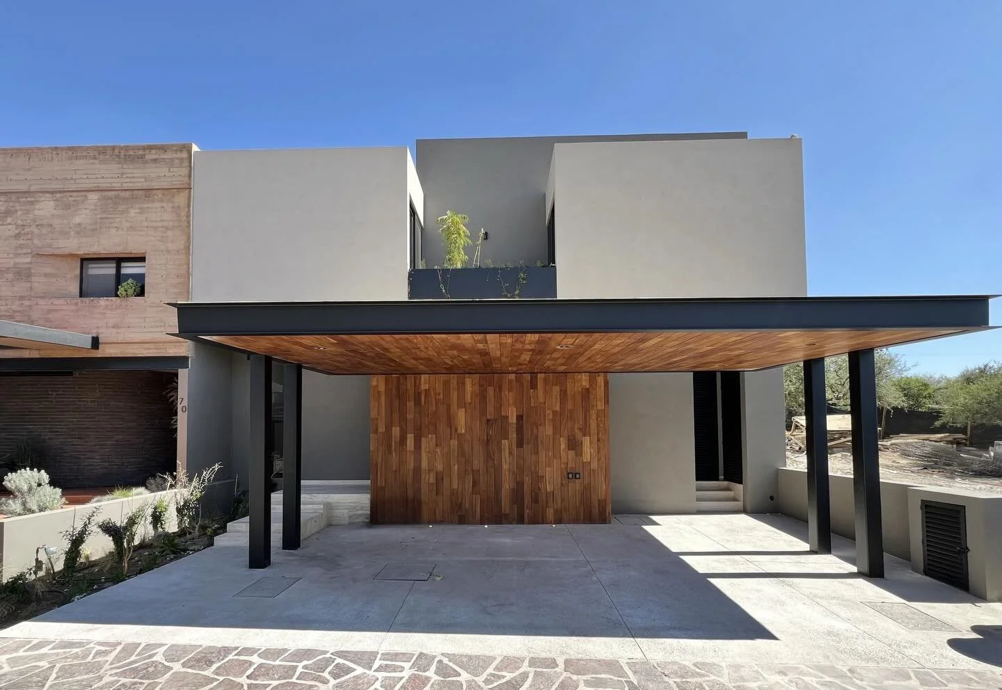Casa Fogata, located within the exclusive Altozano community in Quer&eacute;taro, offers a residential setting surrounded by nature, directly adjacent to a protected reserve. The home combines privacy with immediate access to top-tier amenities, crea