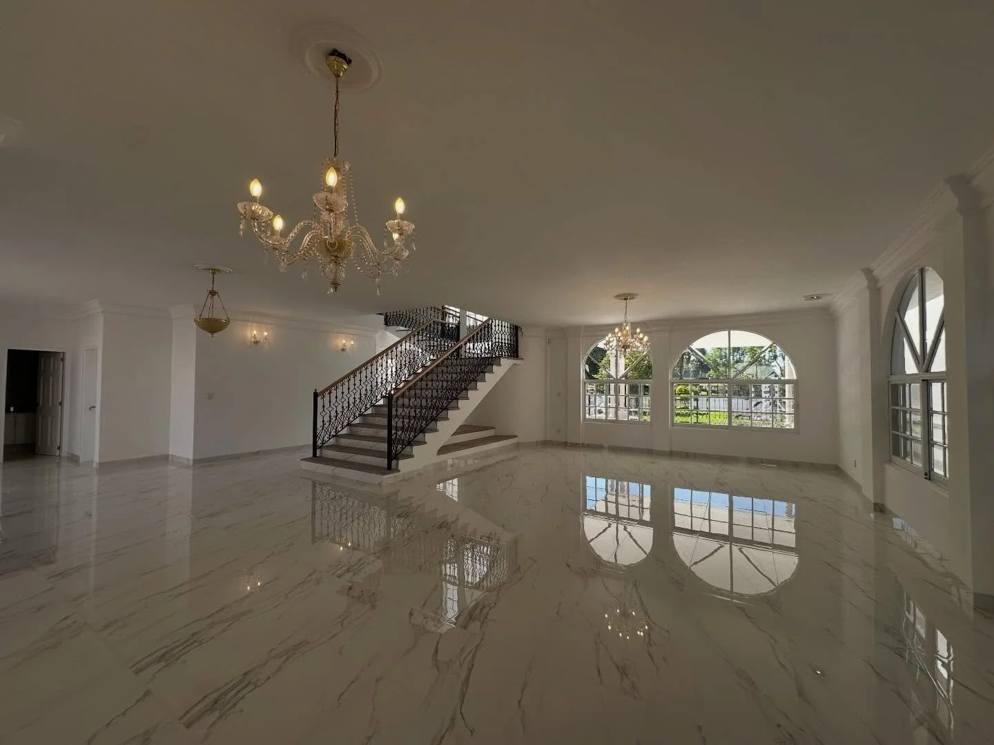 Casa Gemelli, located in Juriquilla, Quer&eacute;taro, is a residence defined by character, craftsmanship, and a strong connection to its surroundings. From the solid oak entrance door to the wrought iron staircase with cantera stone details, every e