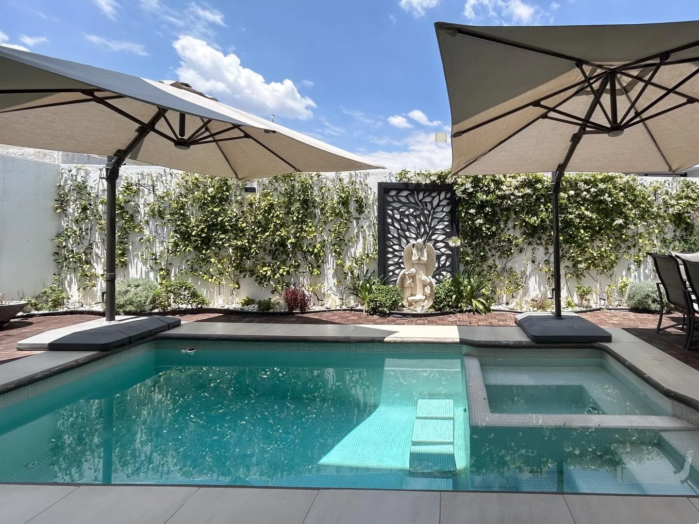 Casa Jard&iacute;n, located in Garambullo, Zibat&aacute;, Quer&eacute;taro, is a high-design residence defined by generous spaces, natural light, and refined finishes within one of the area&rsquo;s most exclusive clusters. 

The main level features a
