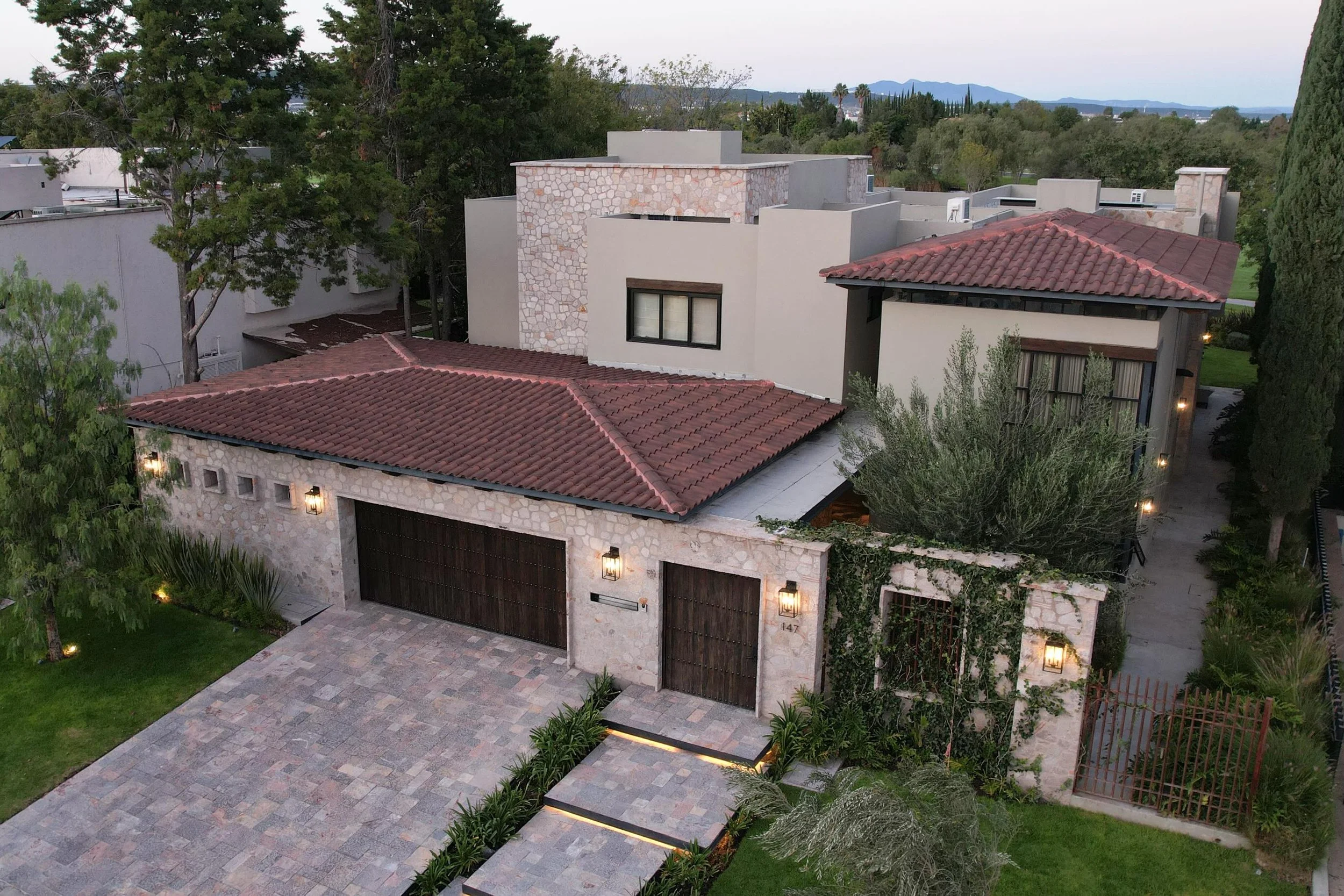 Casa de la Toscana, ubicada dentro de El Campanario Golf &amp; Country Club en Quer&eacute;taro, fue concebida como una residencia pensada para la convivencia, el descanso y la vida familiar. La propiedad combina amplios espacios sociales con materia