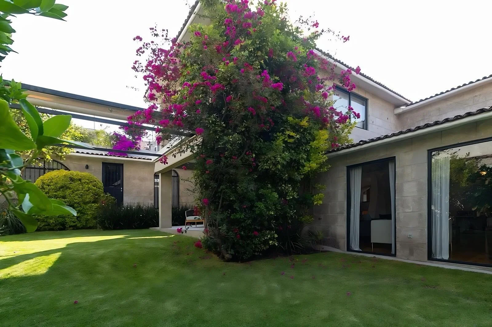 Casa Manaos, ubicada en Arboledas, Quer&eacute;taro, disfruta de una ubicaci&oacute;n privilegiada dentro de una de las zonas residenciales m&aacute;s consolidadas de la ciudad, rodeada de servicios, restaurantes, centros comerciales, escuelas y ampl