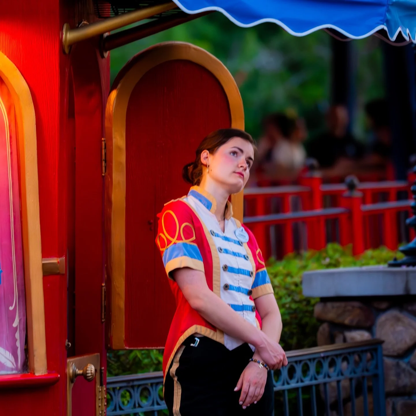 Most people walk right past moments like these&hellip;

But we don&rsquo;t. 🩷💙📸

We just booked our next visit and will be in the parks for almost TWO WEEKS capturing the magic again! If you or or any of your favorite people are working, drop your