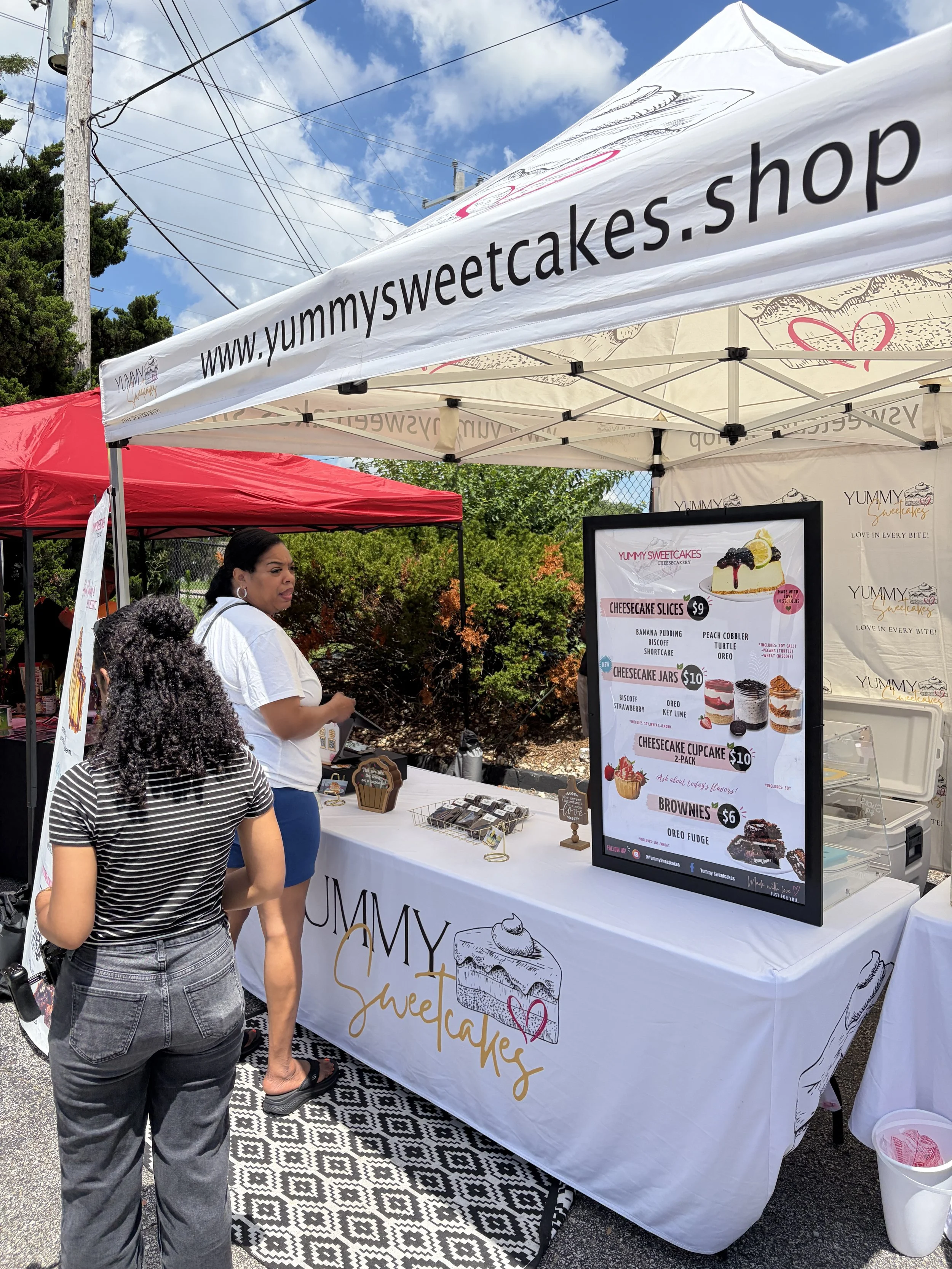 Photo of attendees at Yummy Sweetcakes at the Vegan Block Party in St. Louis, Missouri.jpg