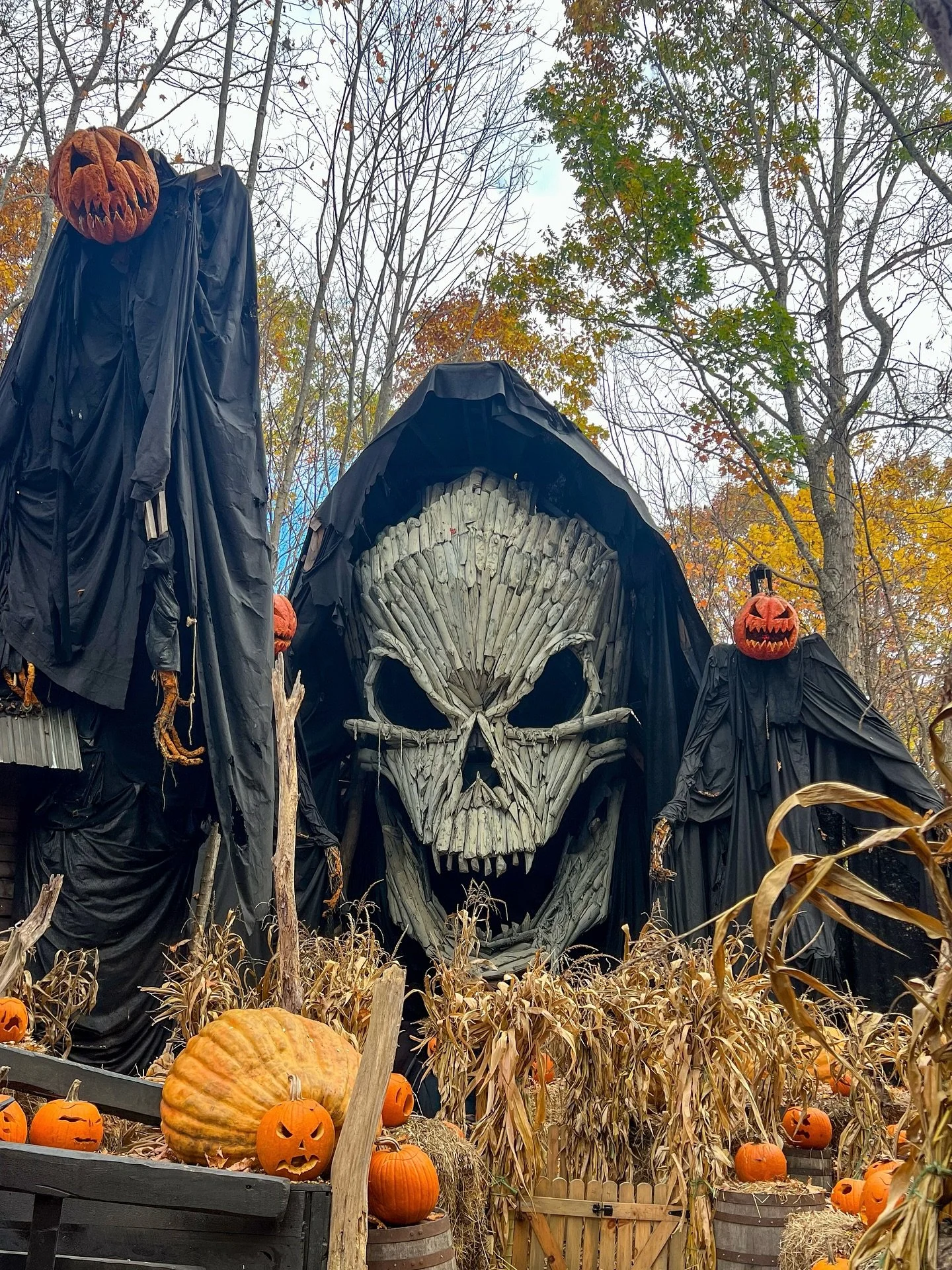 Happy happy Halloween! 🎃👻🕸️🖤💀

Have a fun and SAFE Halloweekend 😄

#hauntedoverload #leenh #visitnh #halloween #halloweekend #fallinnewengland #newenglandfall #visitnewengland #visitnew_england #ignewhampshire #ignewengland #newhampshire_igers 