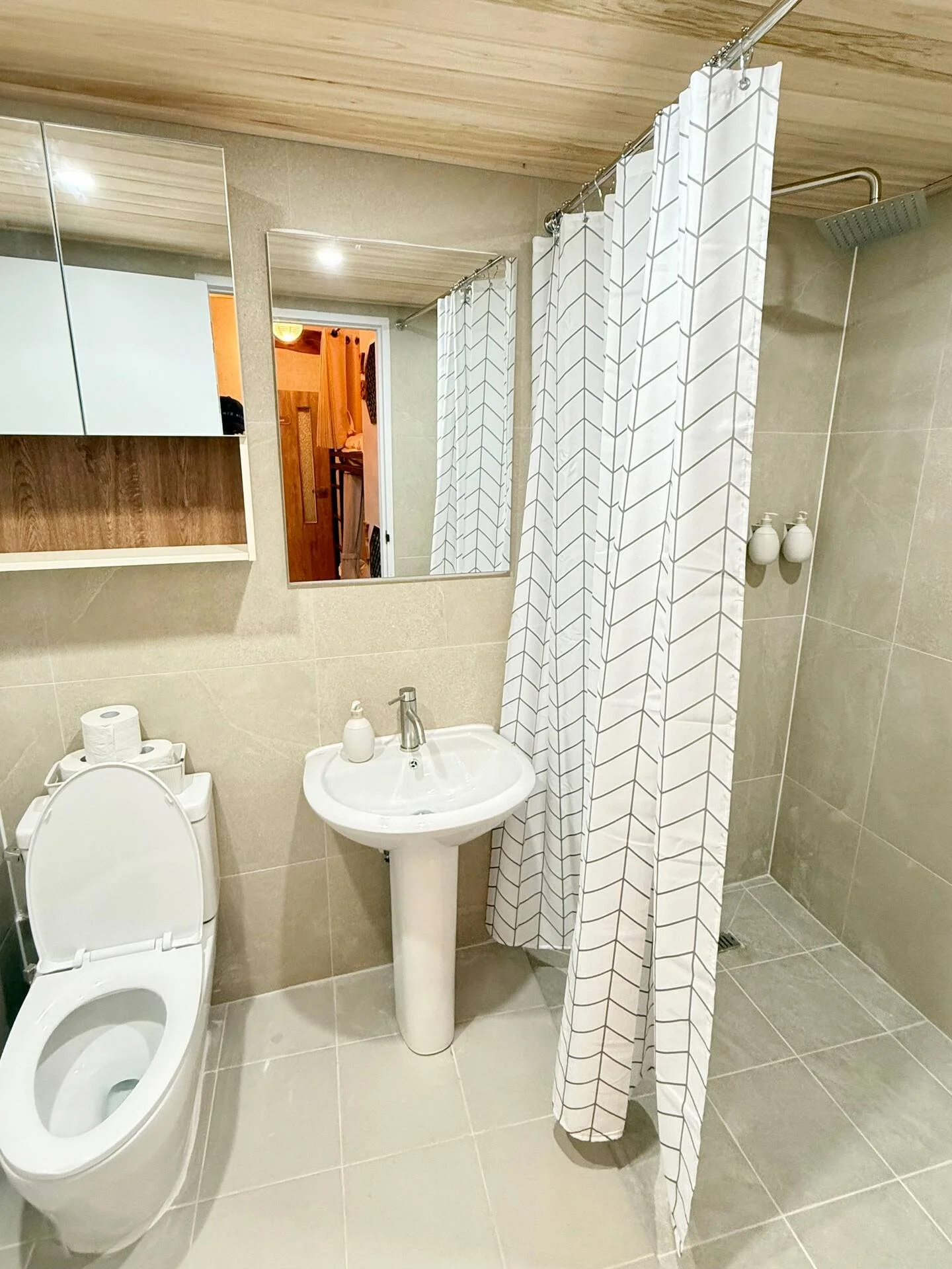 Hanok dorm - 1 of 3 bathrooms