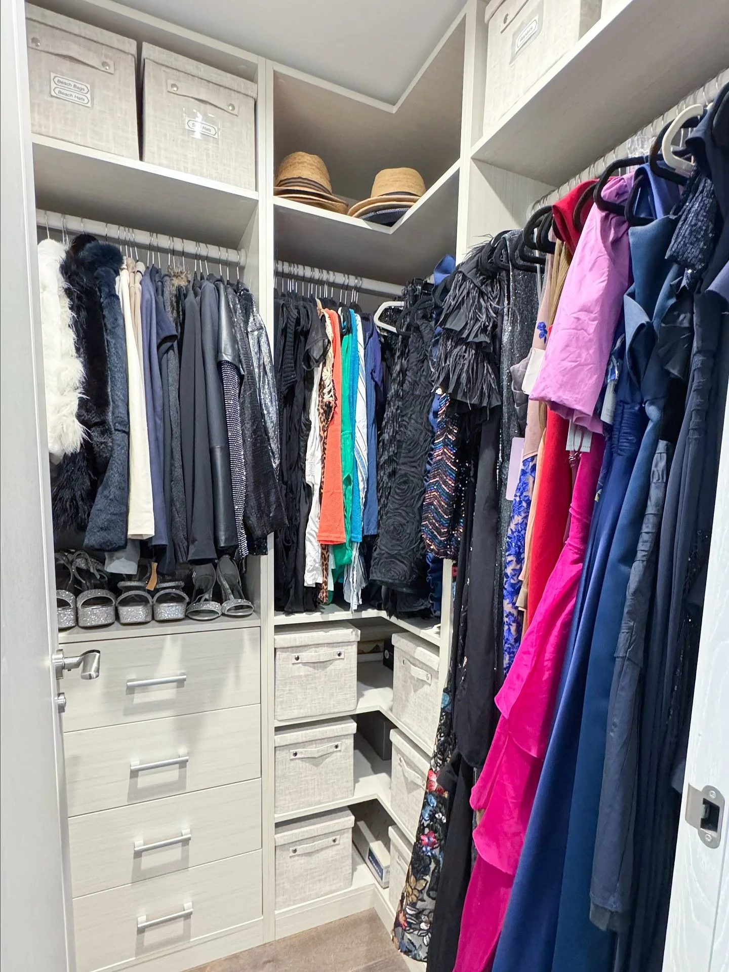 Who wouldn&rsquo;t love a closet just for party nights? 💃🏻✨