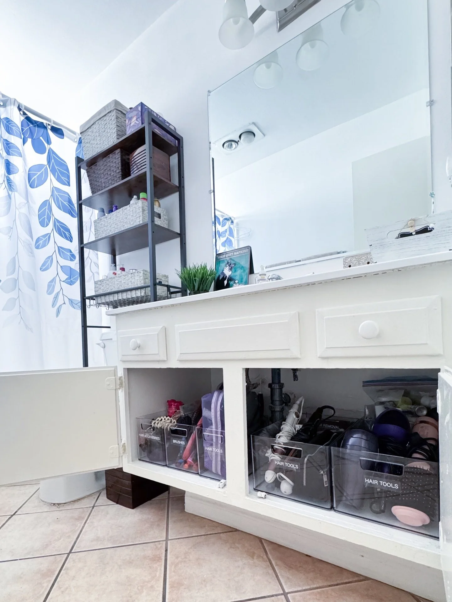 As a professional organizer, here are a few truths people still don&rsquo;t realize 👇

1️⃣ Clutter steals more energy than time.
&rarr; You think you&rsquo;re &ldquo;fine,&rdquo; but your body feels the weight before your mind does.

2️⃣ Most mess i