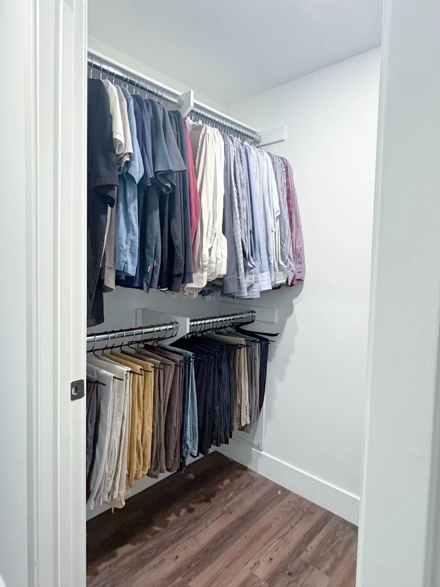 This client was done wasting time hunting for shirts at 7am, so we built him a closet that actually works for his life.
Dressy, casual, workout, accessories&hellip; every category has a home.
Labels? ✔️
Matching hangers? ✔️
Color-coordinated? Absolut