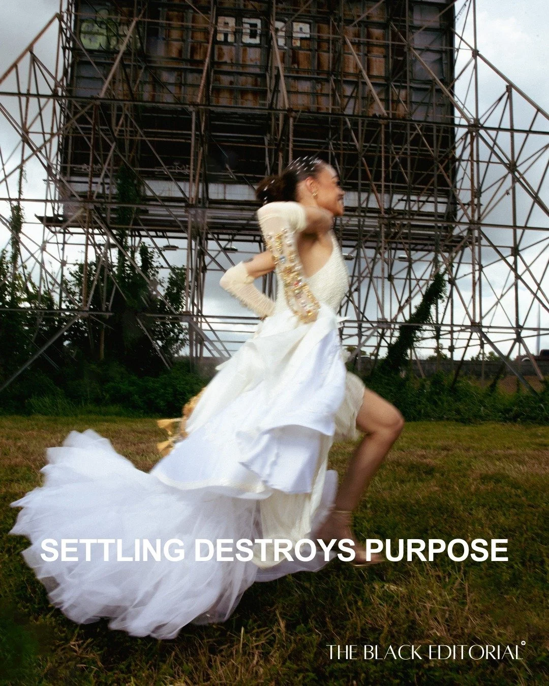 Sierra Simone @therealsierrasimone ,  is a professional model and creative based in Houston, Texas, whose presence on the runway is as deliberate and considered as the woman behind it. Born in Milwaukee, Wisconsin, Sierra has walked at New York Fashi