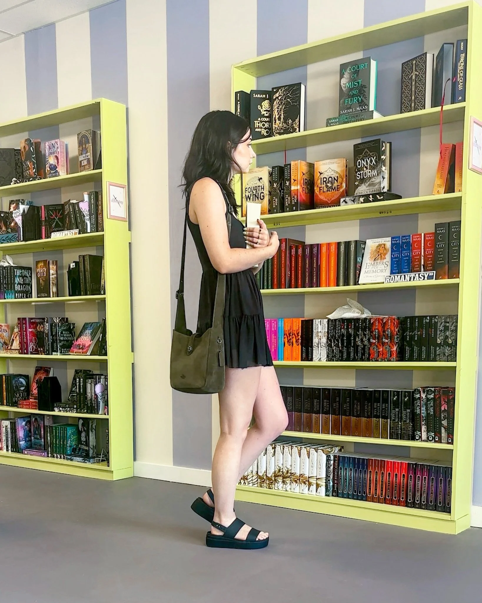Bookstore birthday treat @sundae.kind.of.love🍦so glad I got to stop by on grand opening weekend! There are so many amazing fantasy special editions and bookish merch it was hard to hold back.