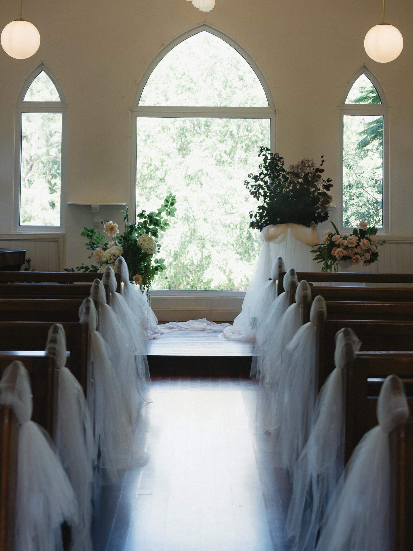 Pretty ceremony moments. 

CREATIVE TEAM
Venue- @braesideestategc
Planner &amp; Stylist-
@vowsandthings
Photo &amp; Video- @beatrizweddings
Content Creation-
@foreverandadaysocials
Tables-
@outofthedarkeventlighting
Florals- @allure.floristry
Bridal 