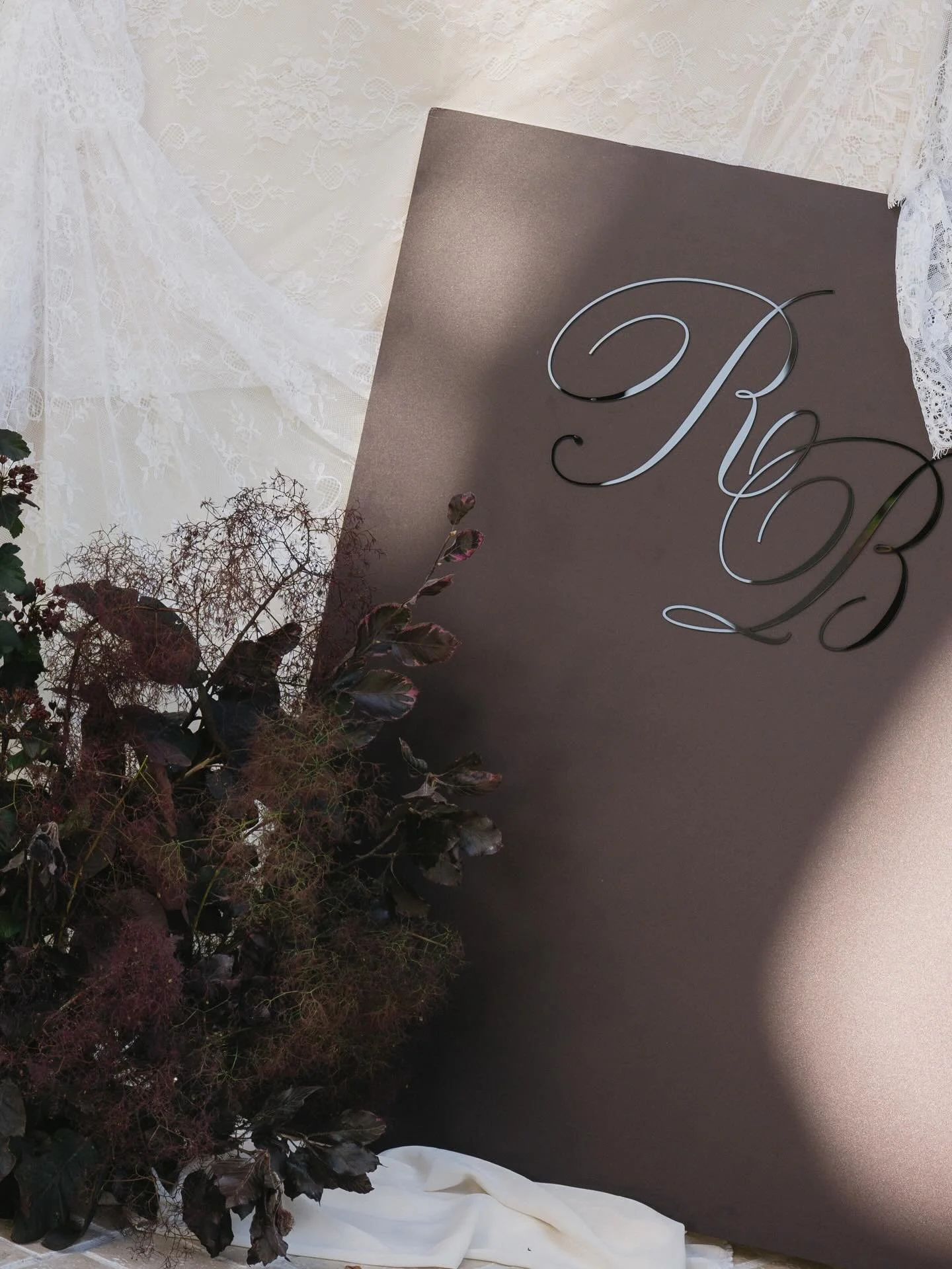 It&rsquo;s all in the details 🤍 A pretty welcome sign moment to set the tone for your guests.

CREATIVE TEAM
Venue- @braesideestategc
Planner &amp; Stylist- @vowsandthings
Photo &amp; Video- @beatrizweddings
Content Creation- @foreverandadaysocials
