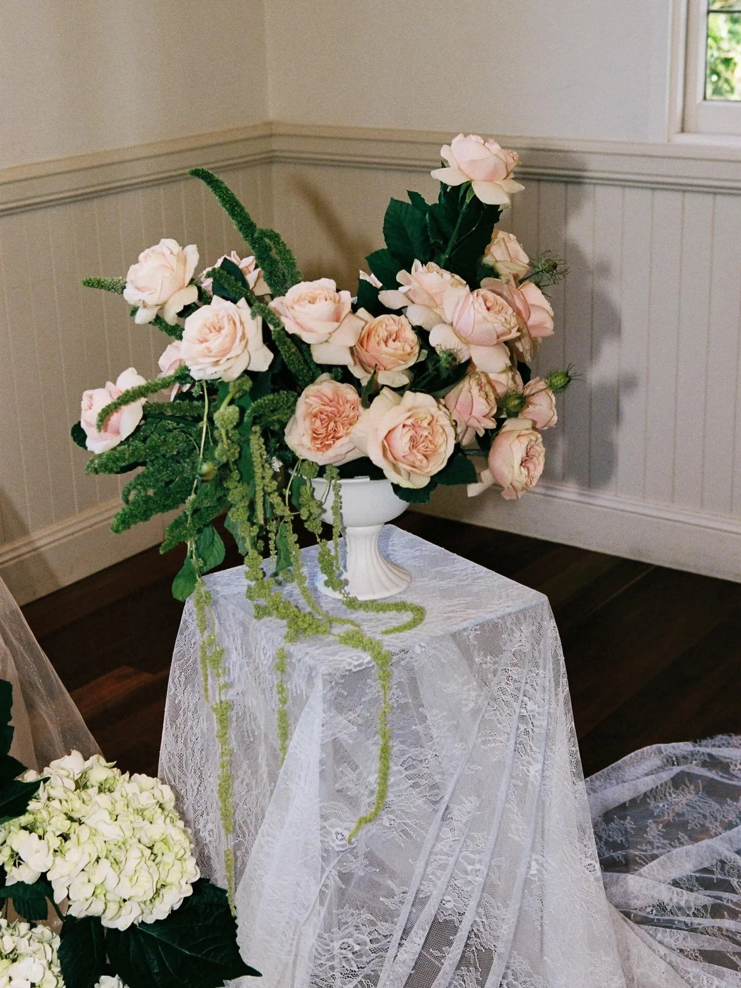 Lace + roses = the most feminine and romantic combo. Still thinking about this stunning ceremony at Braeside. 

Venue- @braesideestategc
Planner &amp; Stylist-@vowsandthings
Photo &amp; Video- @beatrizweddings
Content Creation-@byemmagourlay
Tables-@