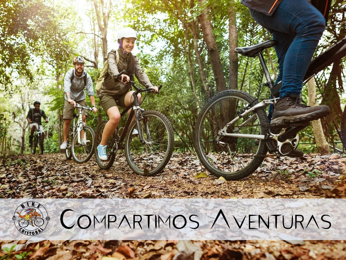Group of cyclists riding mountain bikes on a forest trail with the text 'Compartimos Aventuras' below.