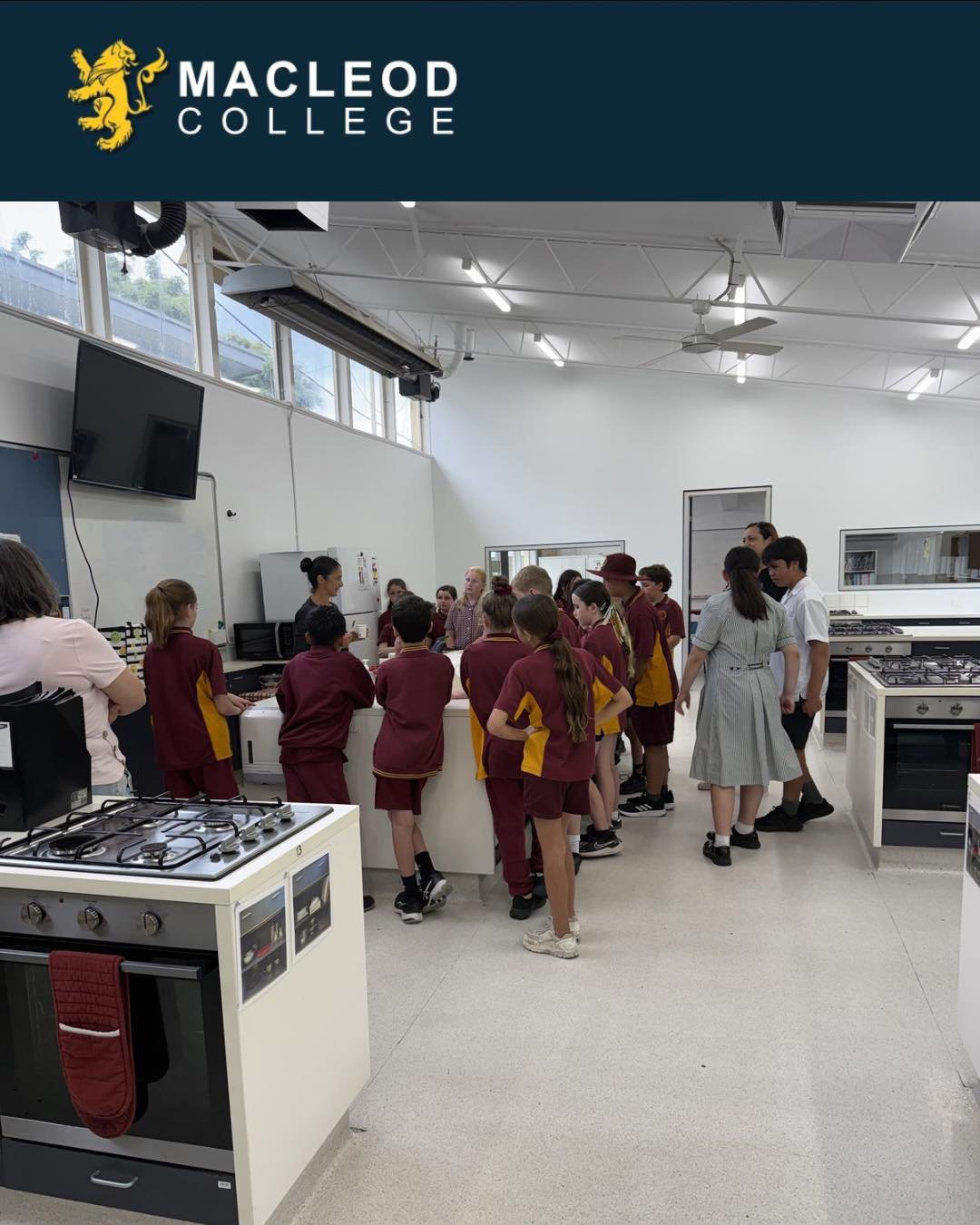 ✨ CONNECT ✨ 
Day At Macleod allows local Primary School students in Grades 4-6 to visit us and get a taste of the kinds of activities we  offer here! We had students from Watsonia North PS visit yesterday, and experience a Food Tech class.  #macleod 