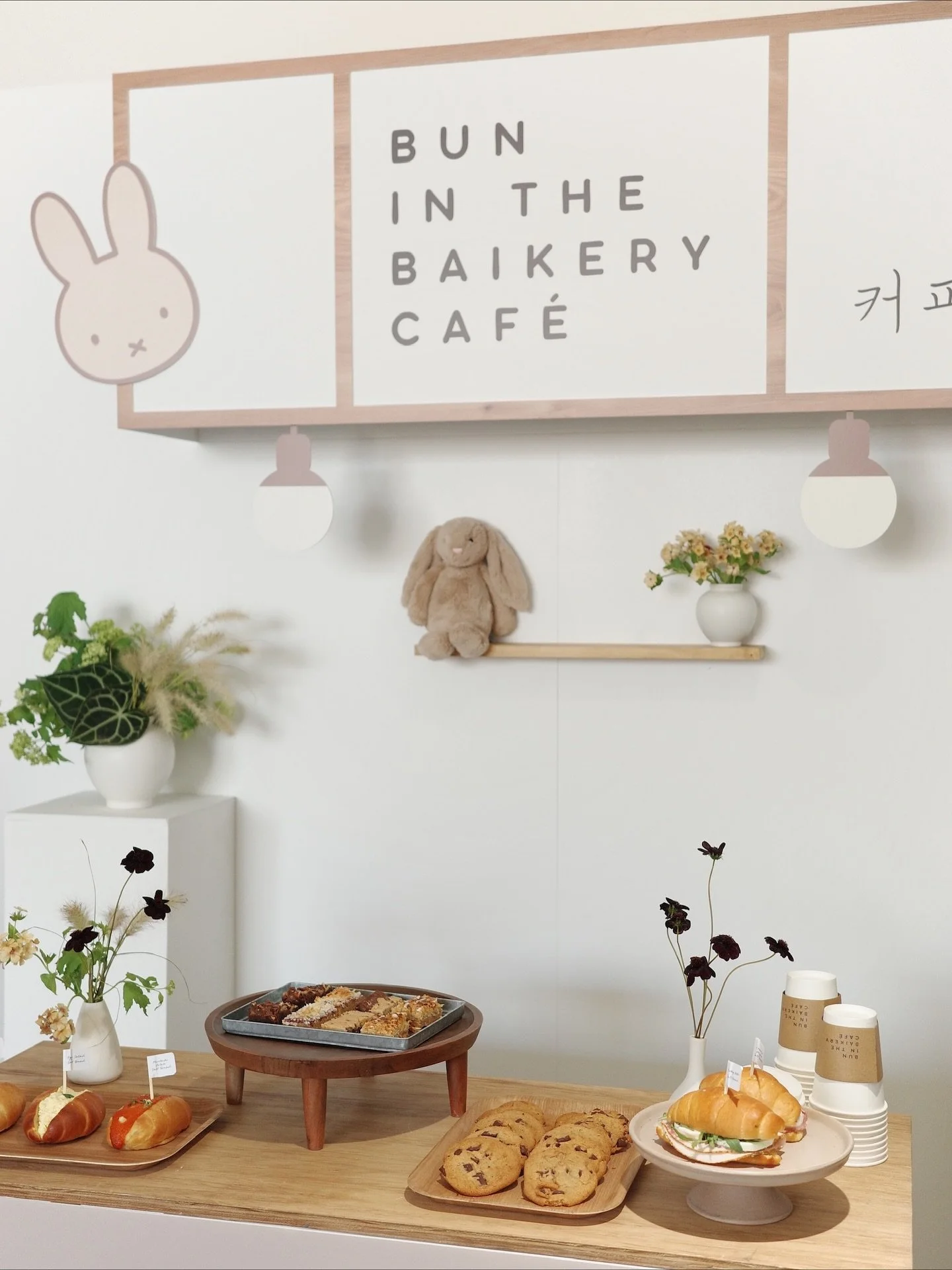 So thankful for our village that showed up to shower Baby Baik with so much love 🤍 we are sooo blessed to be so supported and loved by such amazing family and friends 🥹 

@prettylittleevents @pretzstudio @saebyeok.coffee @playsoftllc @paperhavenink