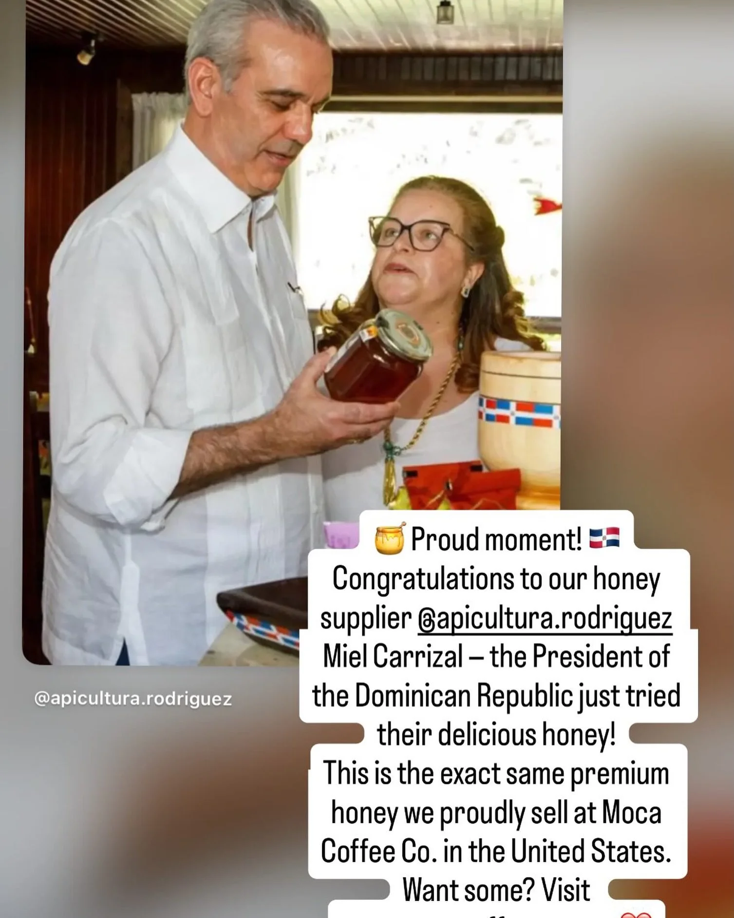 &iexcl;El Presidente de la Rep&uacute;blica Dominicana Abinader acaba de probar la miel de nuestro proveedor! 🍯 &iexcl;Momento de orgullo! 🇩🇴
&iexcl;Felicitaciones a nuestro proveedor de miel Apicultura Rodrigues Miel Carrizal!
Esta es exactamente