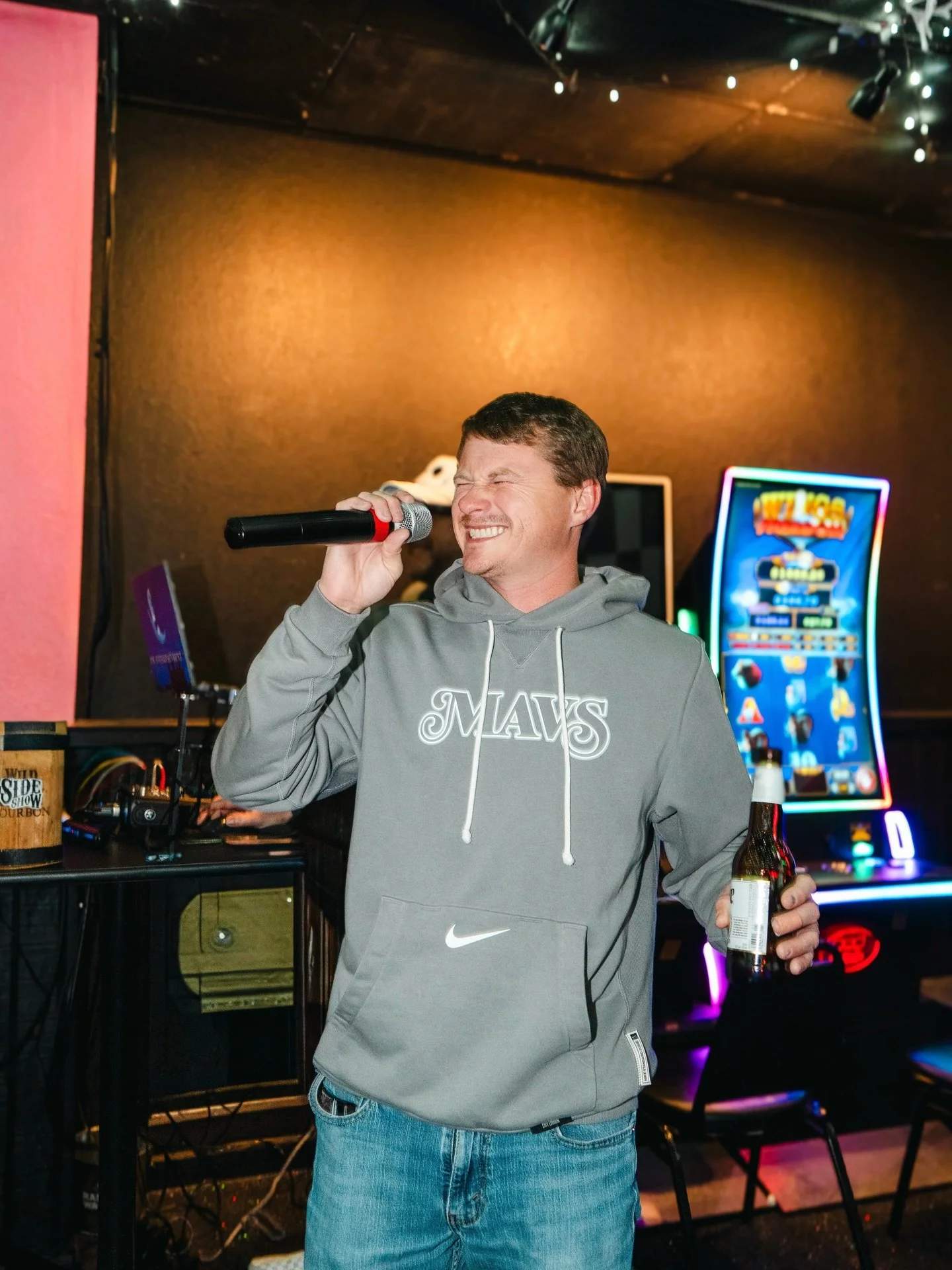 Beer in one hand, mic in the other. What a way to spend a Wednesday 🎤🍺

Yes, karaoke is still on tonight! Starts at 9pm!

$5 pink teas all night 💖
